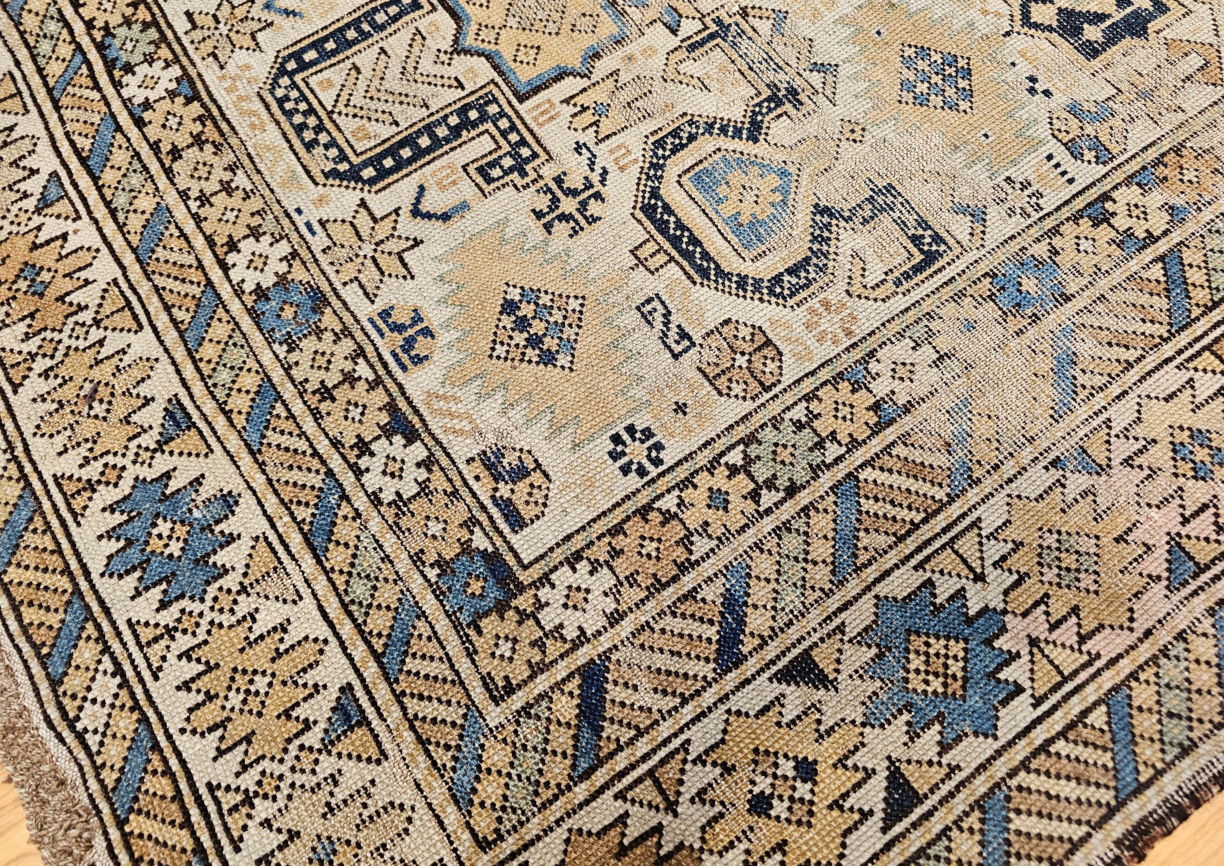 Alfombra caucásica Shirvan del siglo XIX en tonos tostado, azul, azul marino, verde y marrón Lana