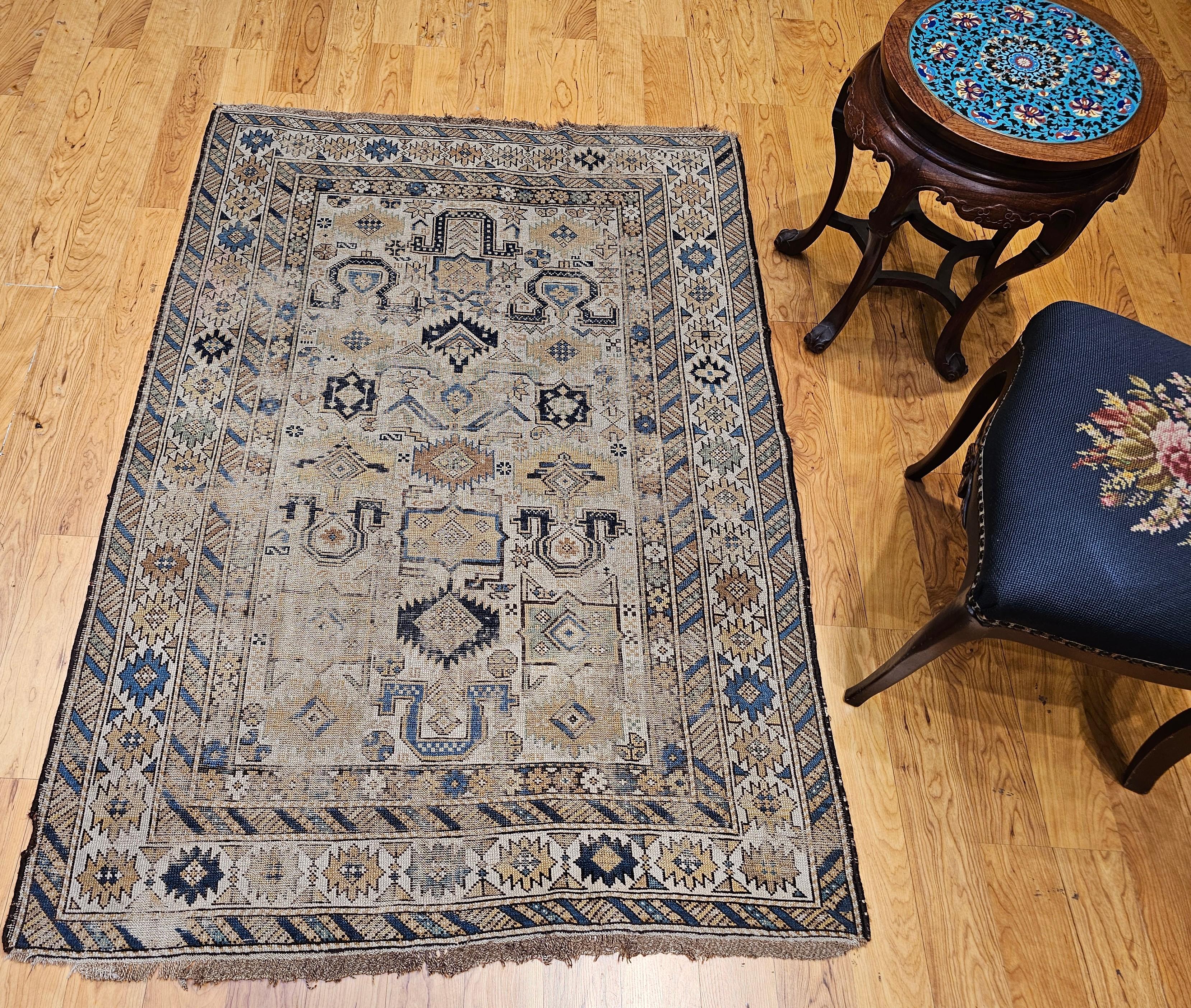 Alfombra caucásica Shirvan del siglo XIX en tonos tostado, azul, azul marino, verde y marrón 9
