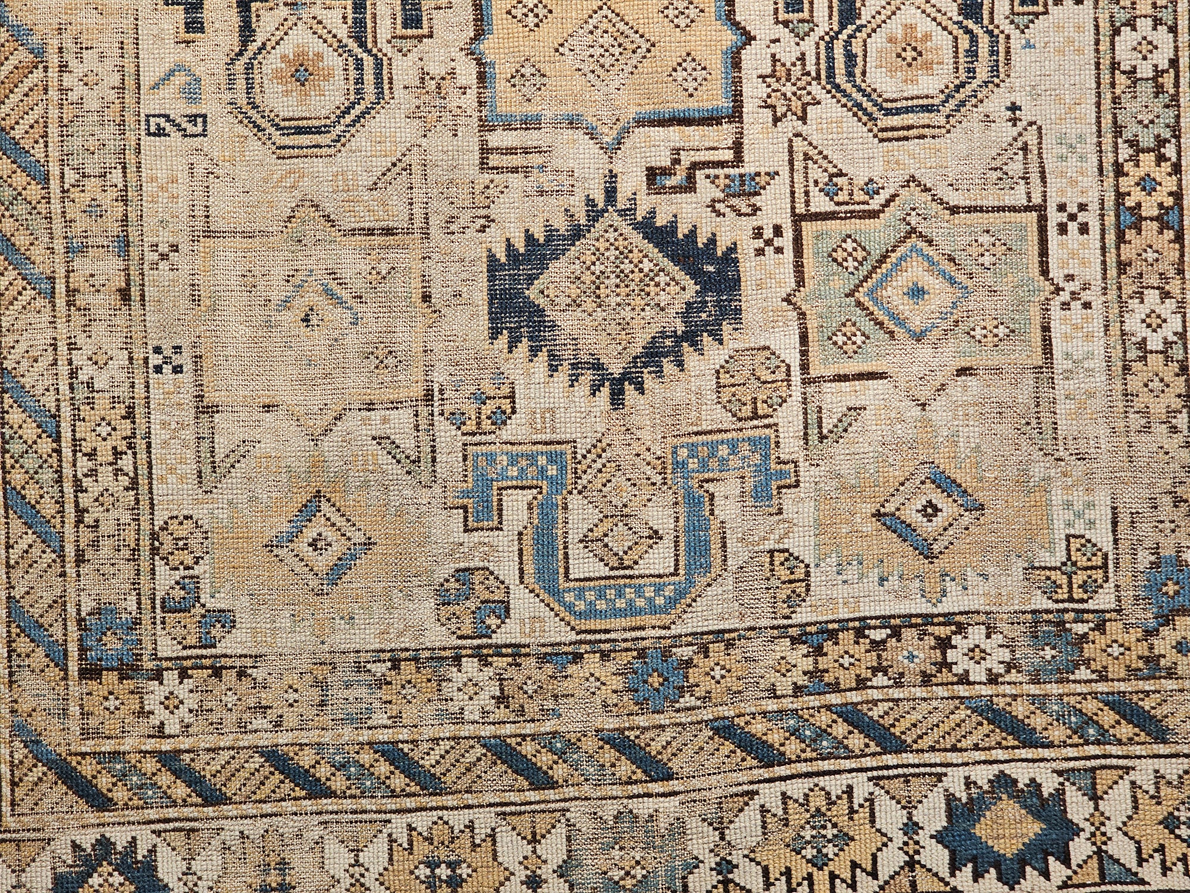 Alfombra caucásica Shirvan del siglo XIX en tonos tostado, azul, azul marino, verde y marrón 2