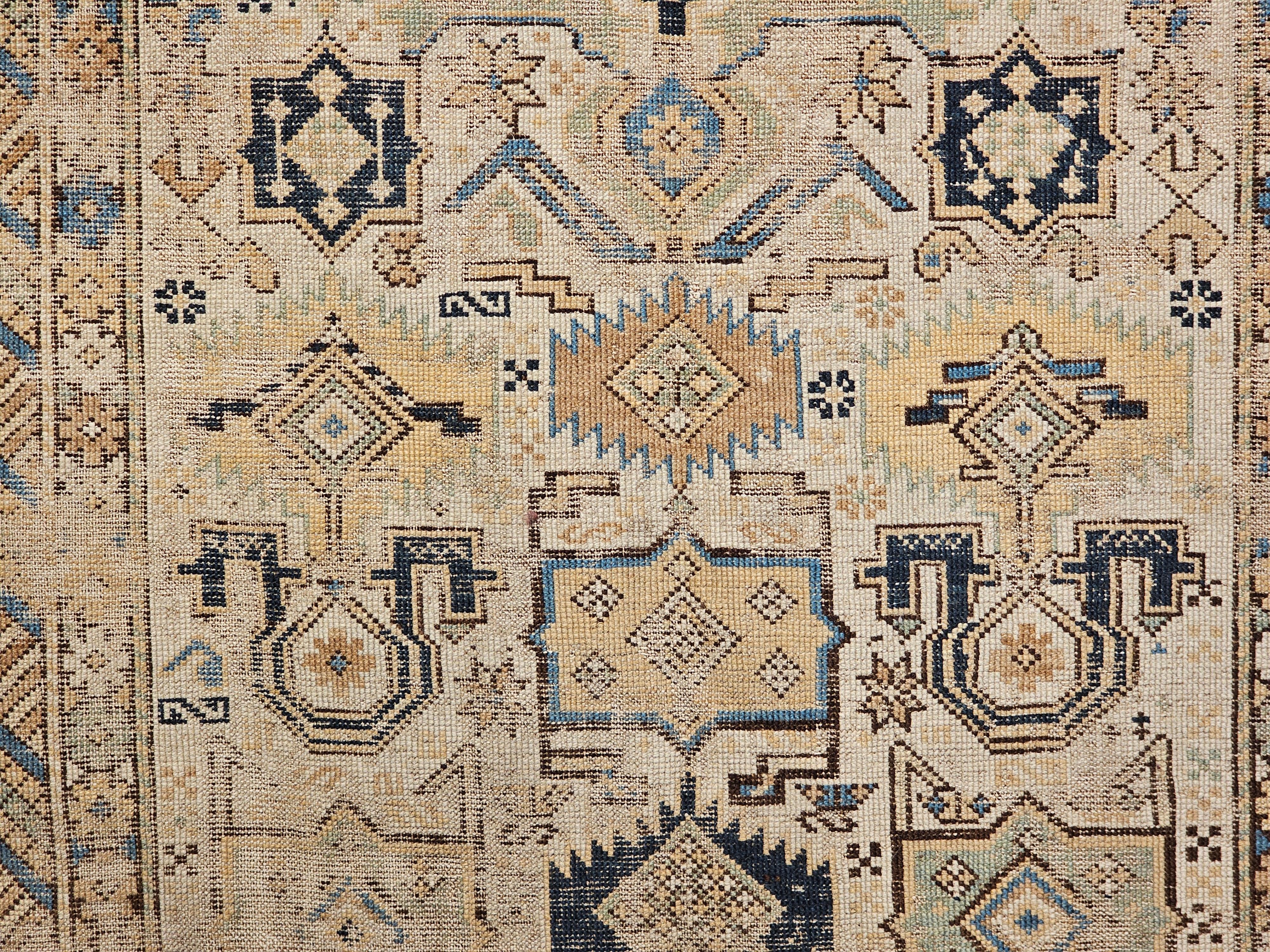 Alfombra caucásica Shirvan del siglo XIX en tonos tostado, azul, azul marino, verde y marrón 3