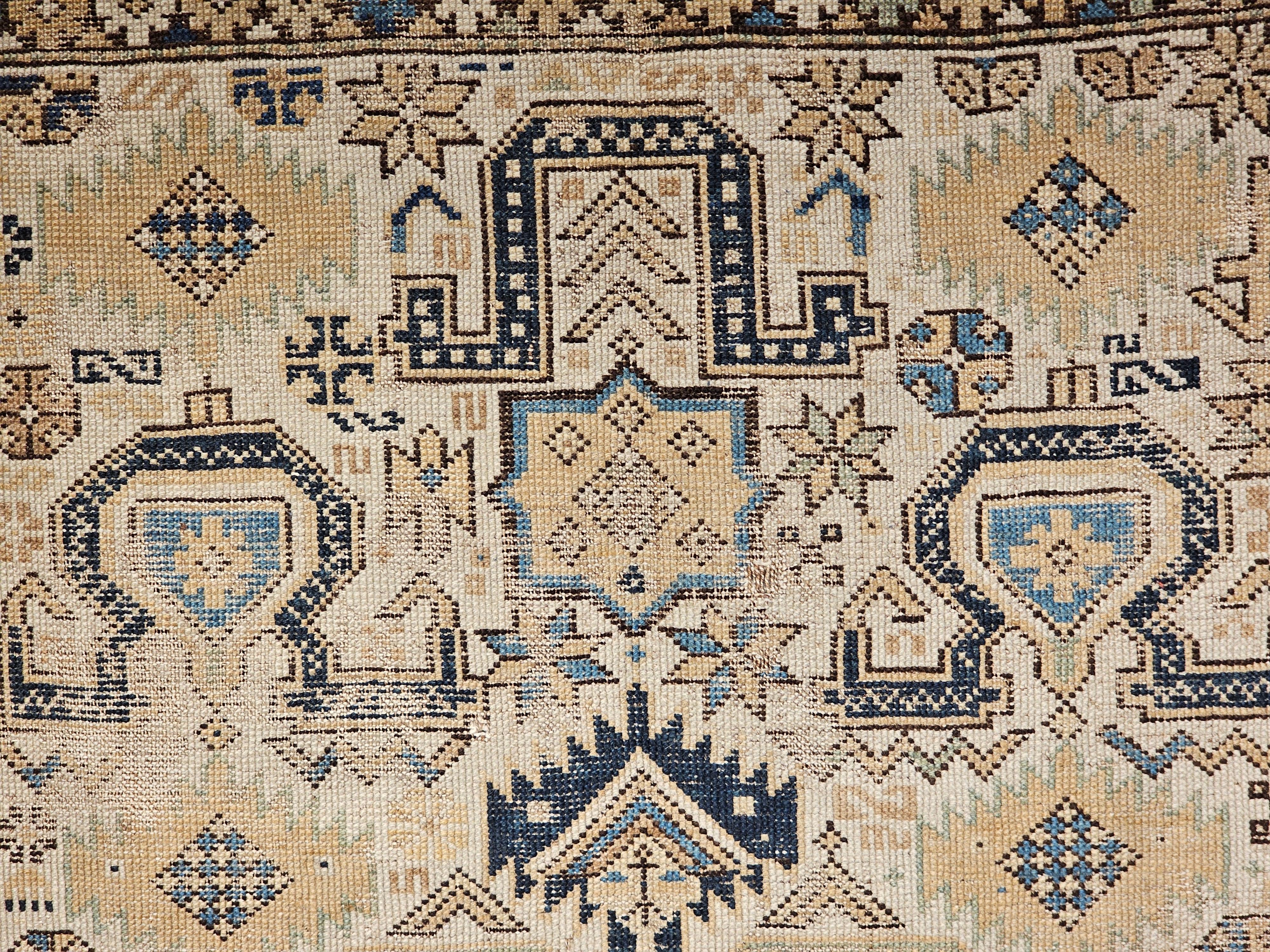 Alfombra caucásica Shirvan del siglo XIX en tonos tostado, azul, azul marino, verde y marrón 1