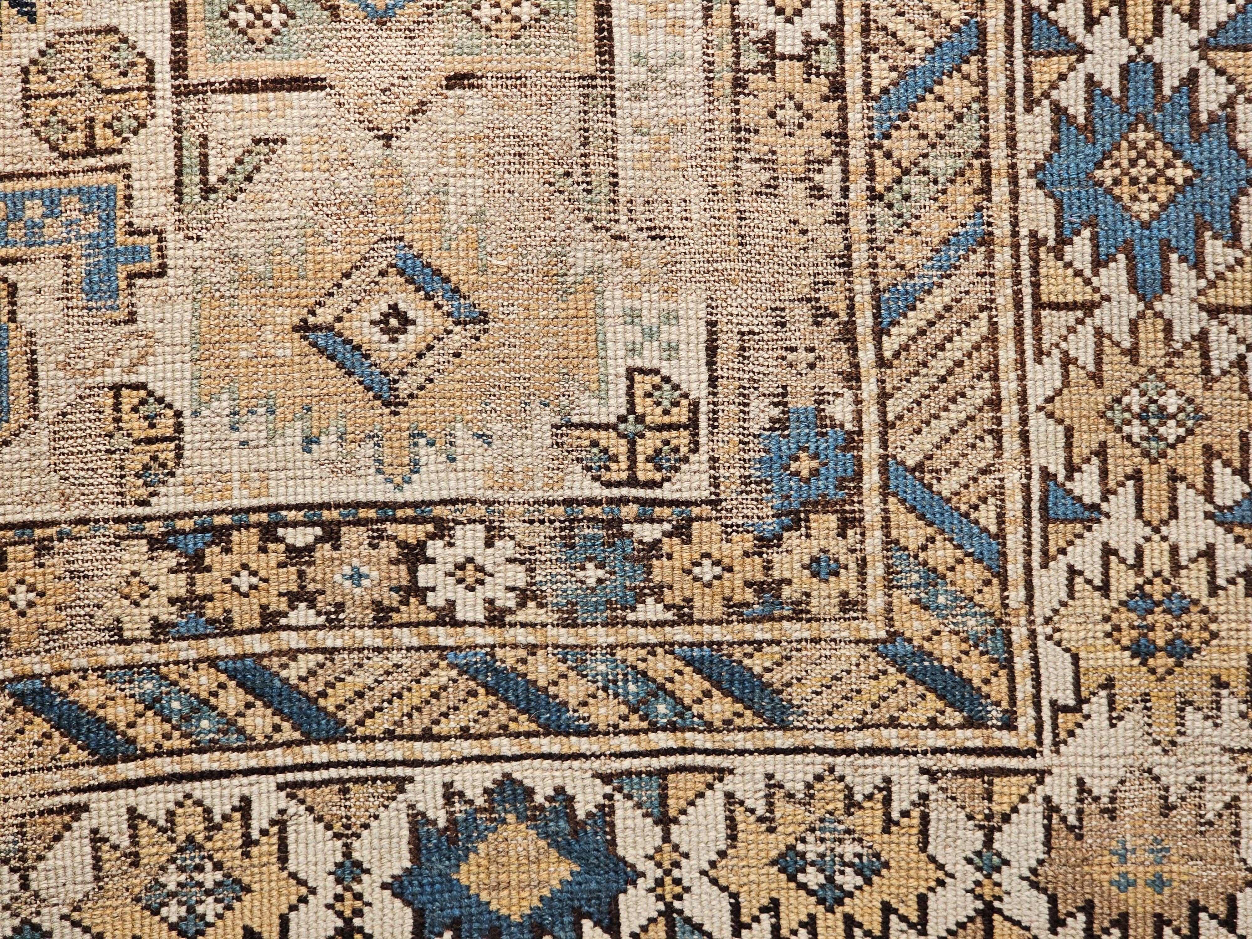 Alfombra caucásica Shirvan del siglo XIX en tonos tostado, azul, azul marino, verde y marrón 6