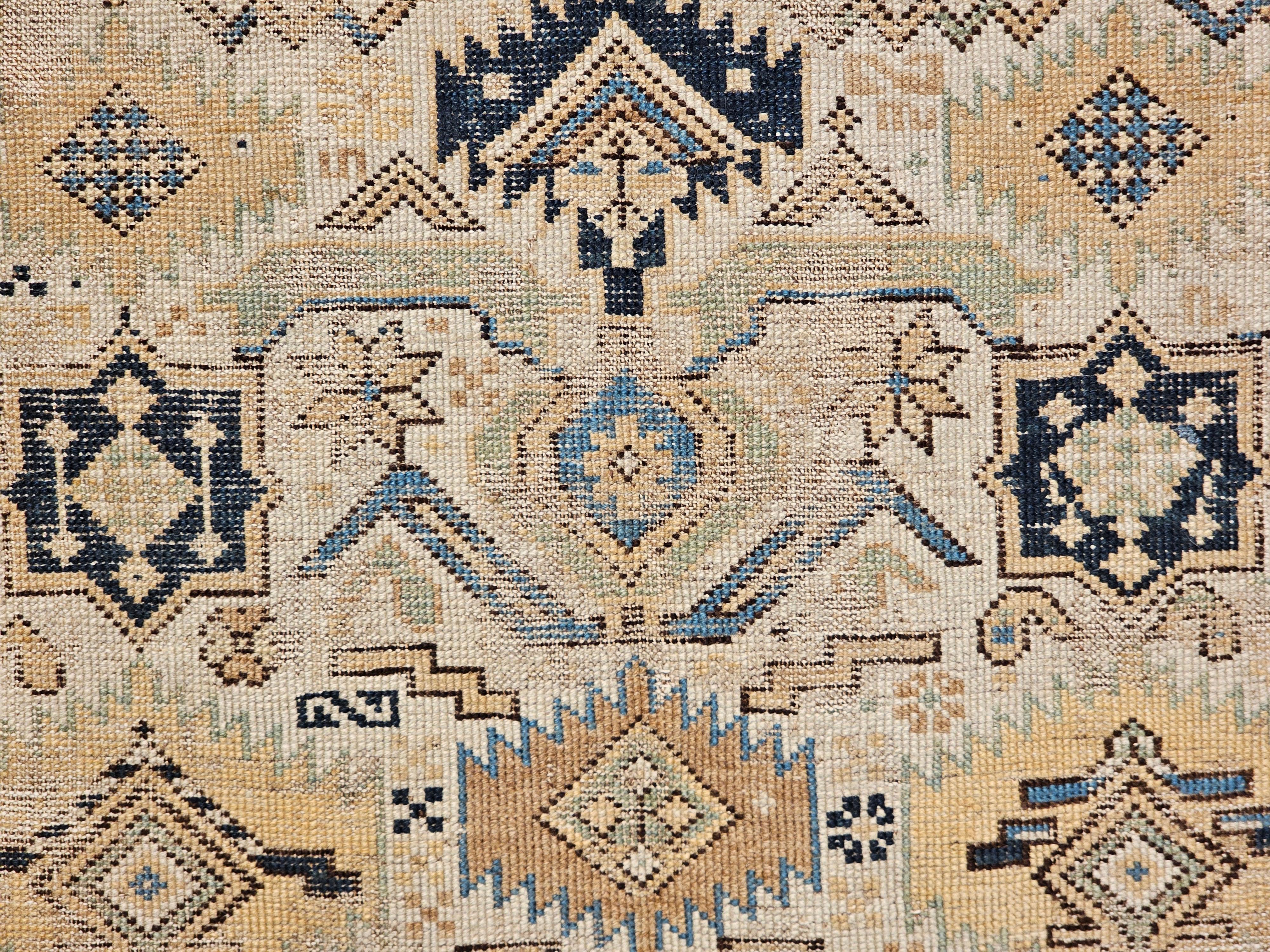 Alfombra caucásica Shirvan del siglo XIX en tonos tostado, azul, azul marino, verde y marrón 5