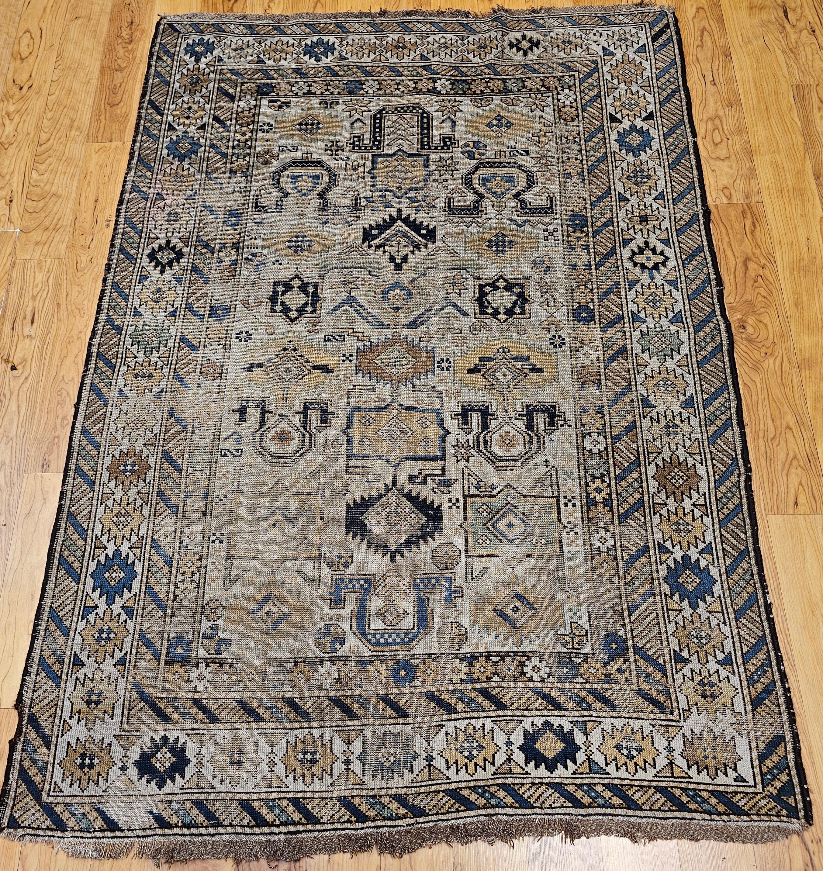 Excepcional alfombra caucásica Shirvan del siglo XIX, tejida a mano en la región de Azerbaiyán, al sur del Cáucaso. Esta alfombra de pueblo, muy coleccionable, muestra un exquisito motivo geométrico en toda su superficie, elegantemente colocado