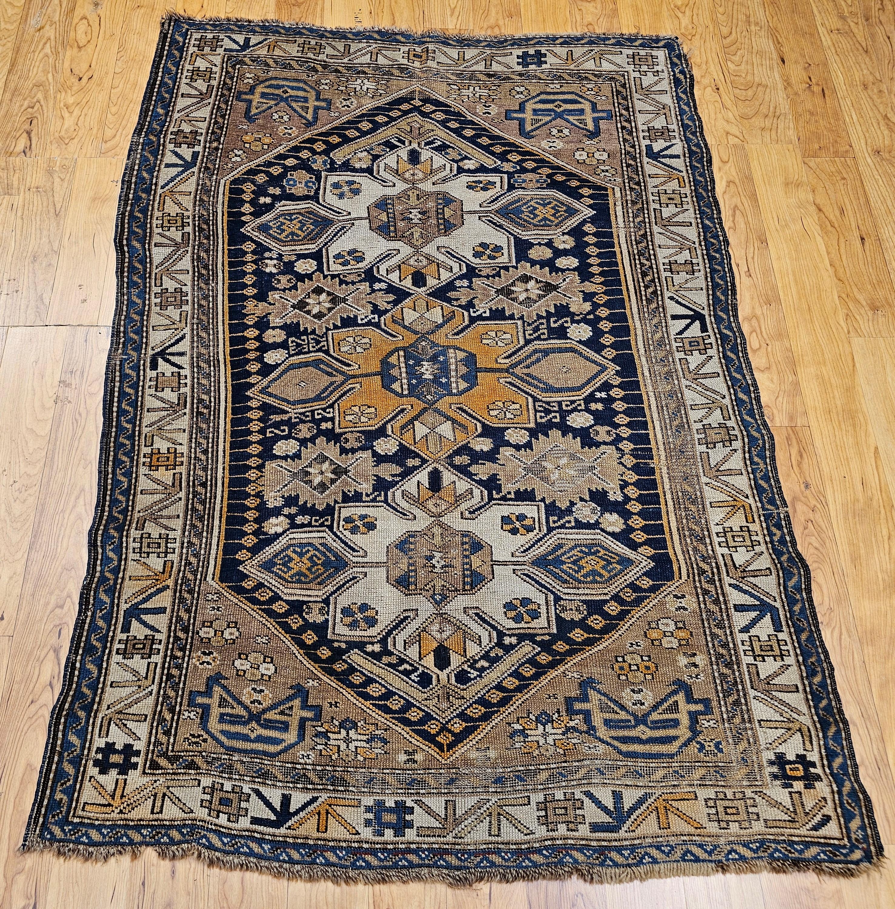 Tapis caucasien de la fin du XIXe siècle provenant du célèbre village de Shirvan, dans la région azerbaïdjanaise du Caucase du Sud. Tissé dans le quatrième quart des années 1800, il présente la géométrie complexe et les couleurs vives qui