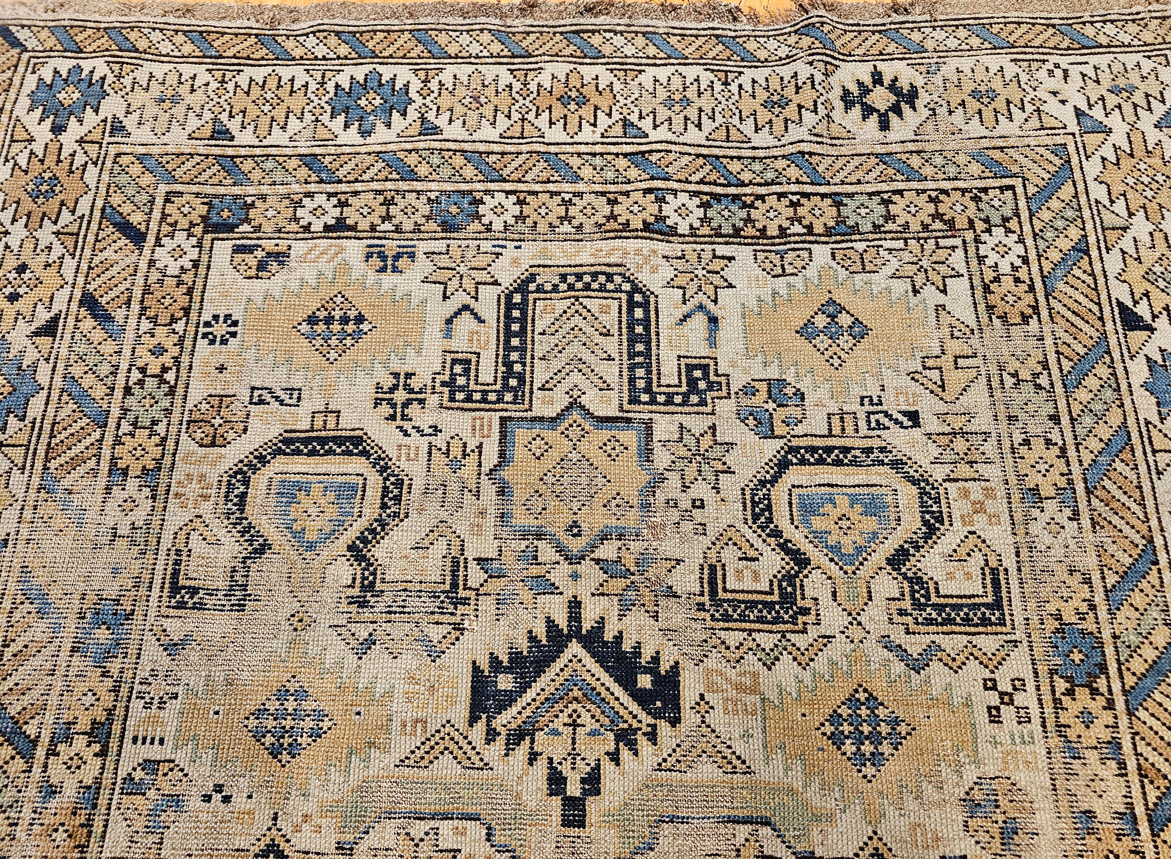 Alfombra caucásica Shirvan del siglo XIX en tonos tostado, azul, azul marino, verde y marrón Caucásico