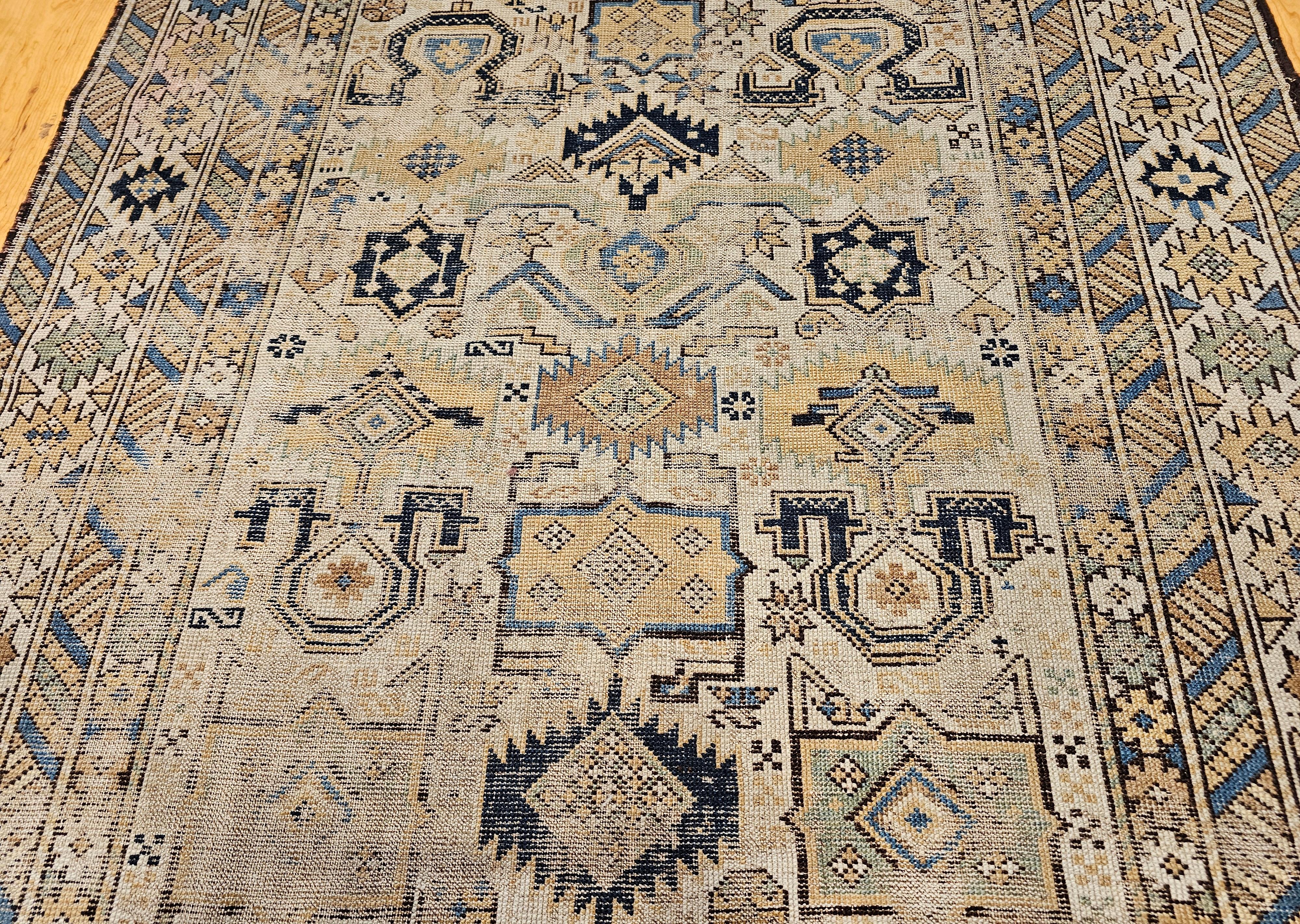 Alfombra caucásica Shirvan del siglo XIX en tonos tostado, azul, azul marino, verde y marrón Teñido con vegetales