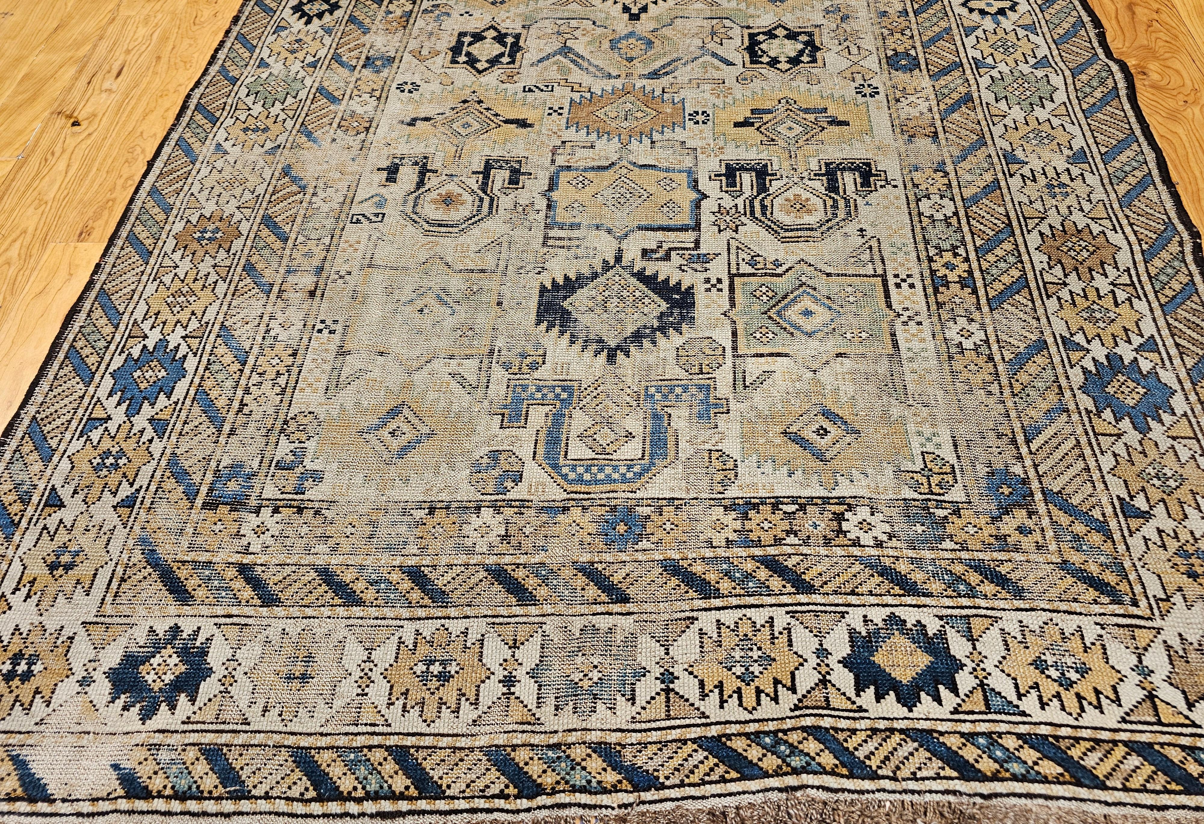 Alfombra caucásica Shirvan del siglo XIX en tonos tostado, azul, azul marino, verde y marrón en Bueno Estado en Barrington, IL