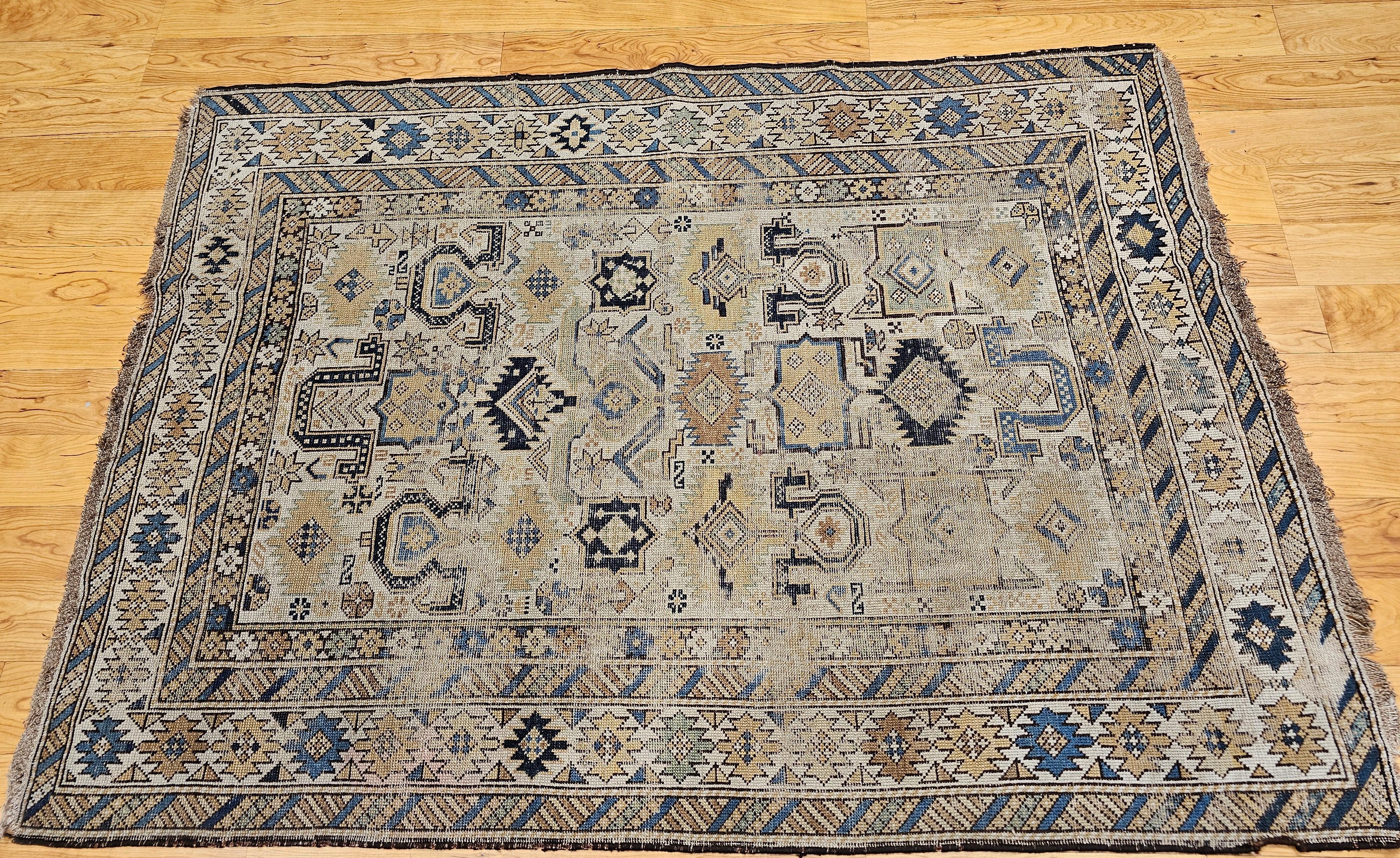 Alfombra caucásica Shirvan del siglo XIX en tonos tostado, azul, azul marino, verde y marrón Fines del siglo XIX