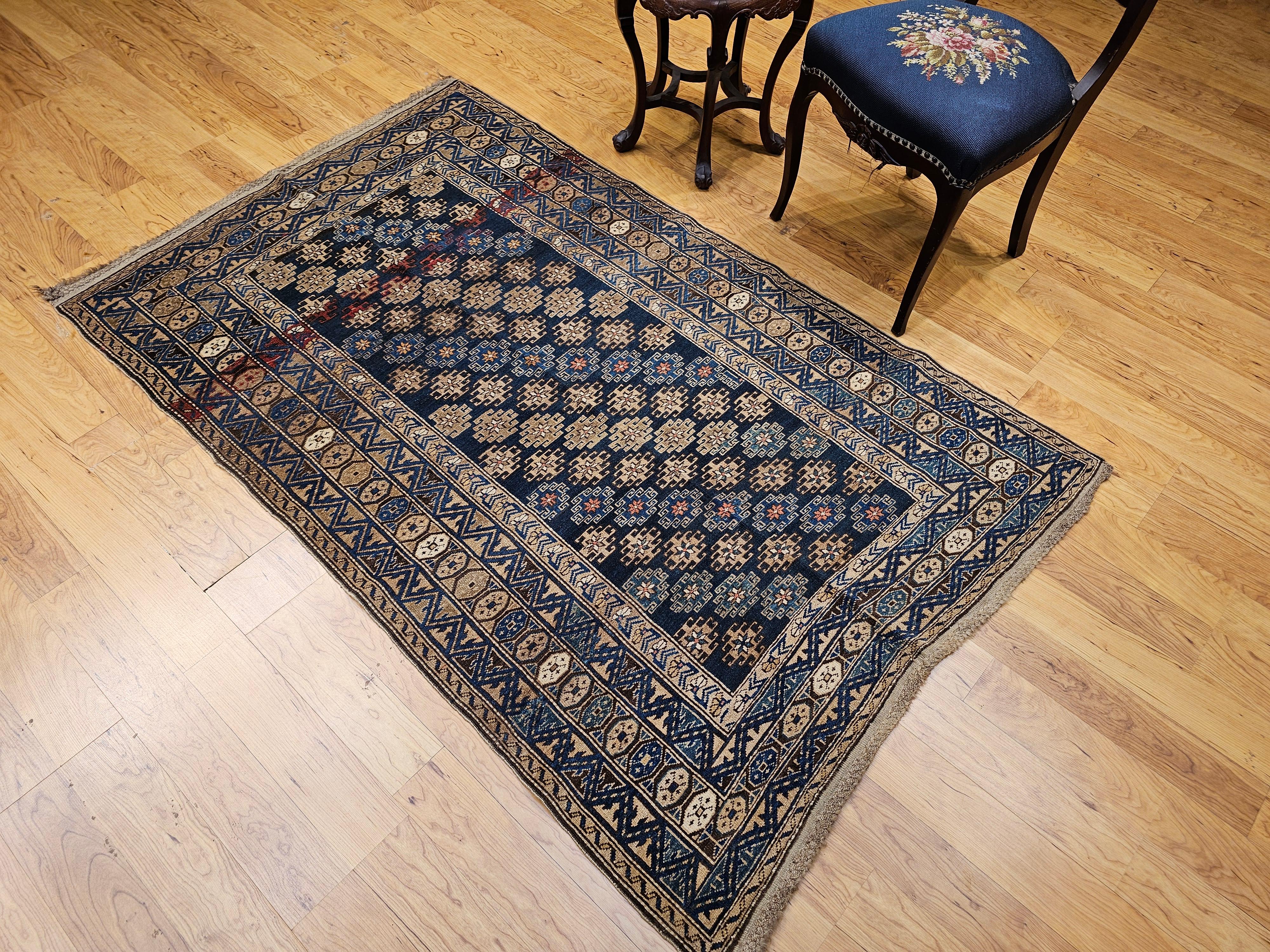 Tapis Shirvan caucasien du 19ème siècle à motif géométrique en vente 4