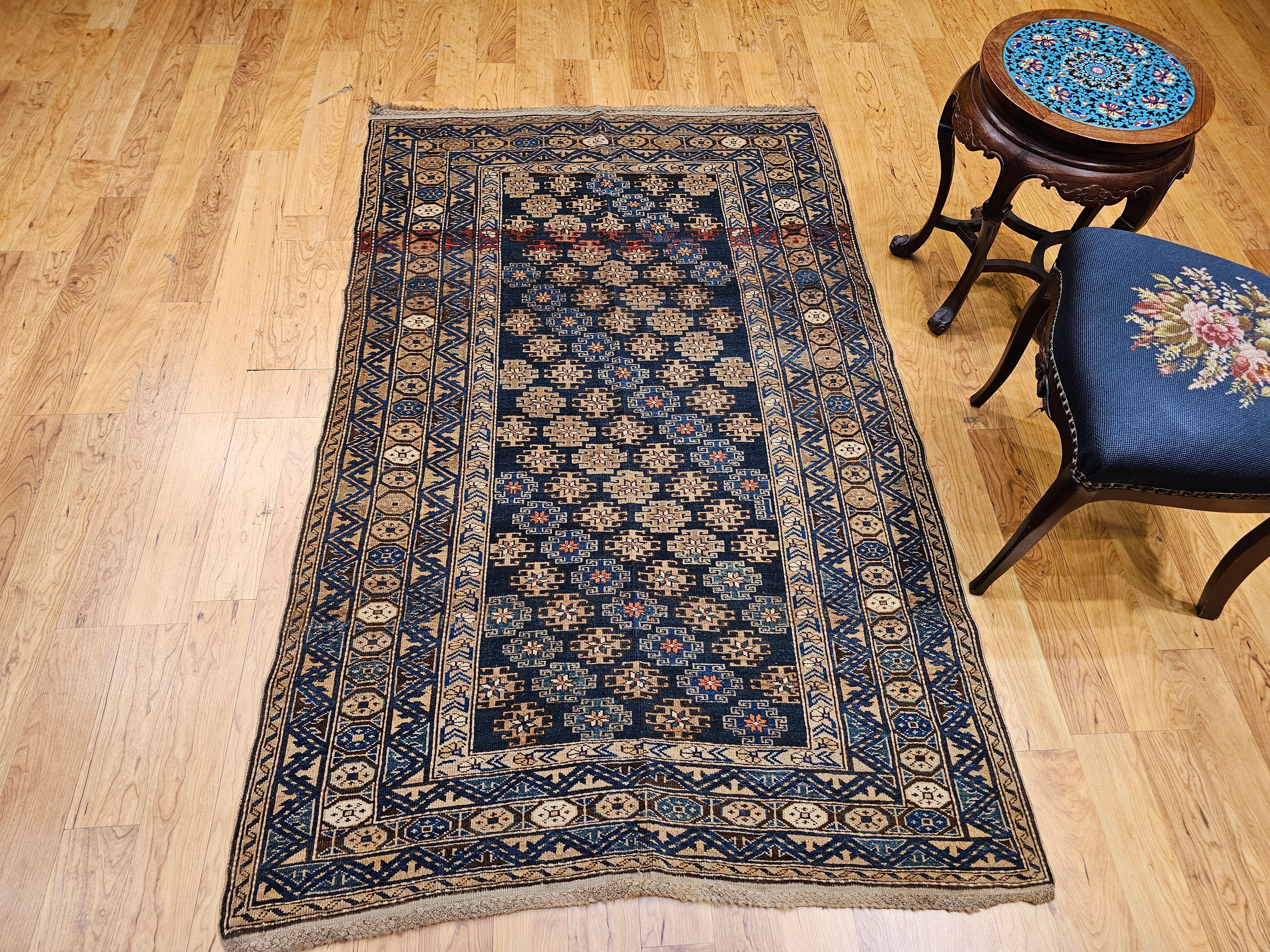 Tapis Shirvan caucasien du 19ème siècle à motif géométrique en vente 5