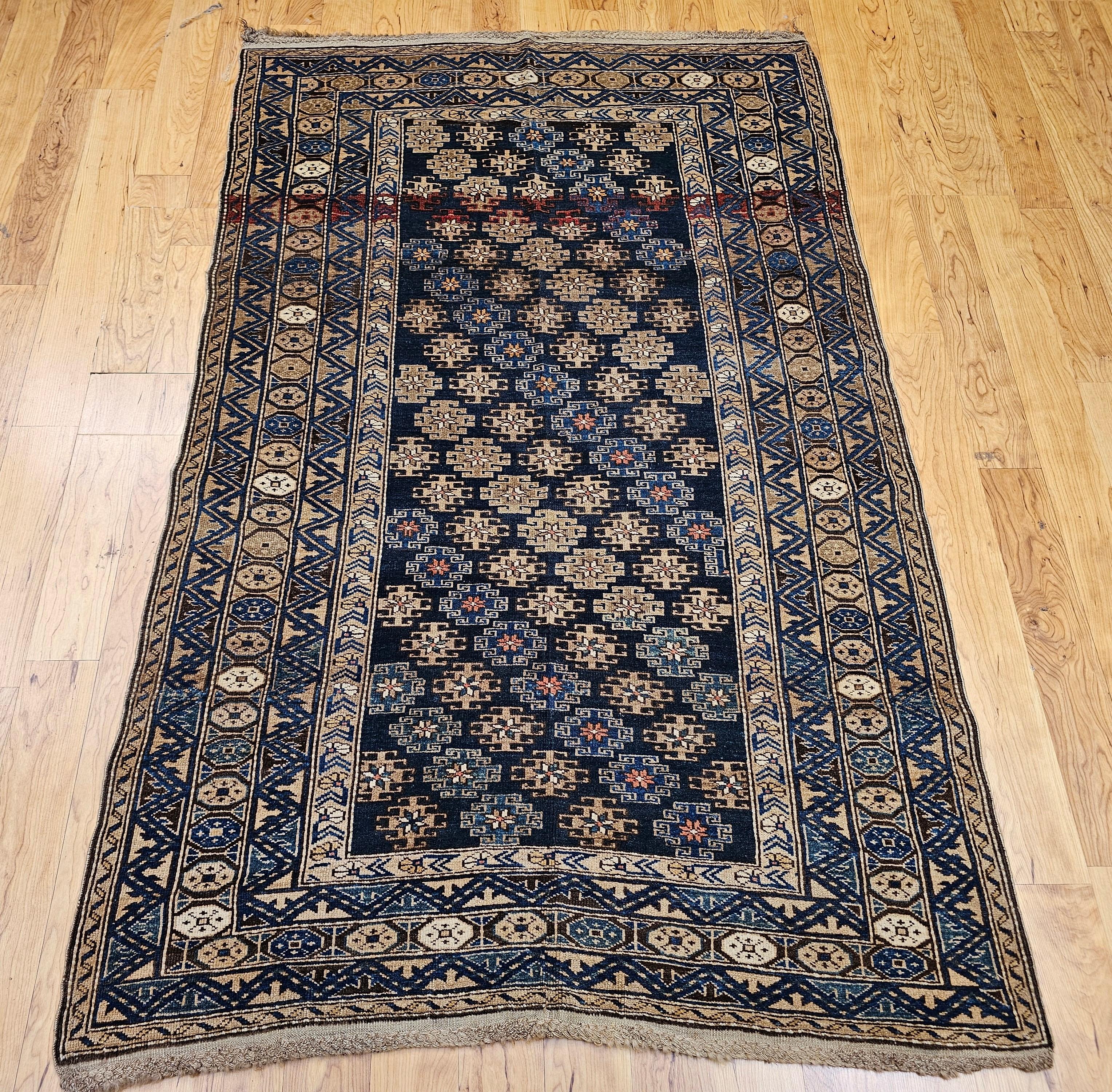 Exemple étonnant de l'art traditionnel caucasien, ce magnifique tapis Kazak présente un motif géométrique complexe, tissé à la main avec précision dans le village de Shirvan en Azerbaïdjan, situé dans le sud du Caucase, vers la fin des années