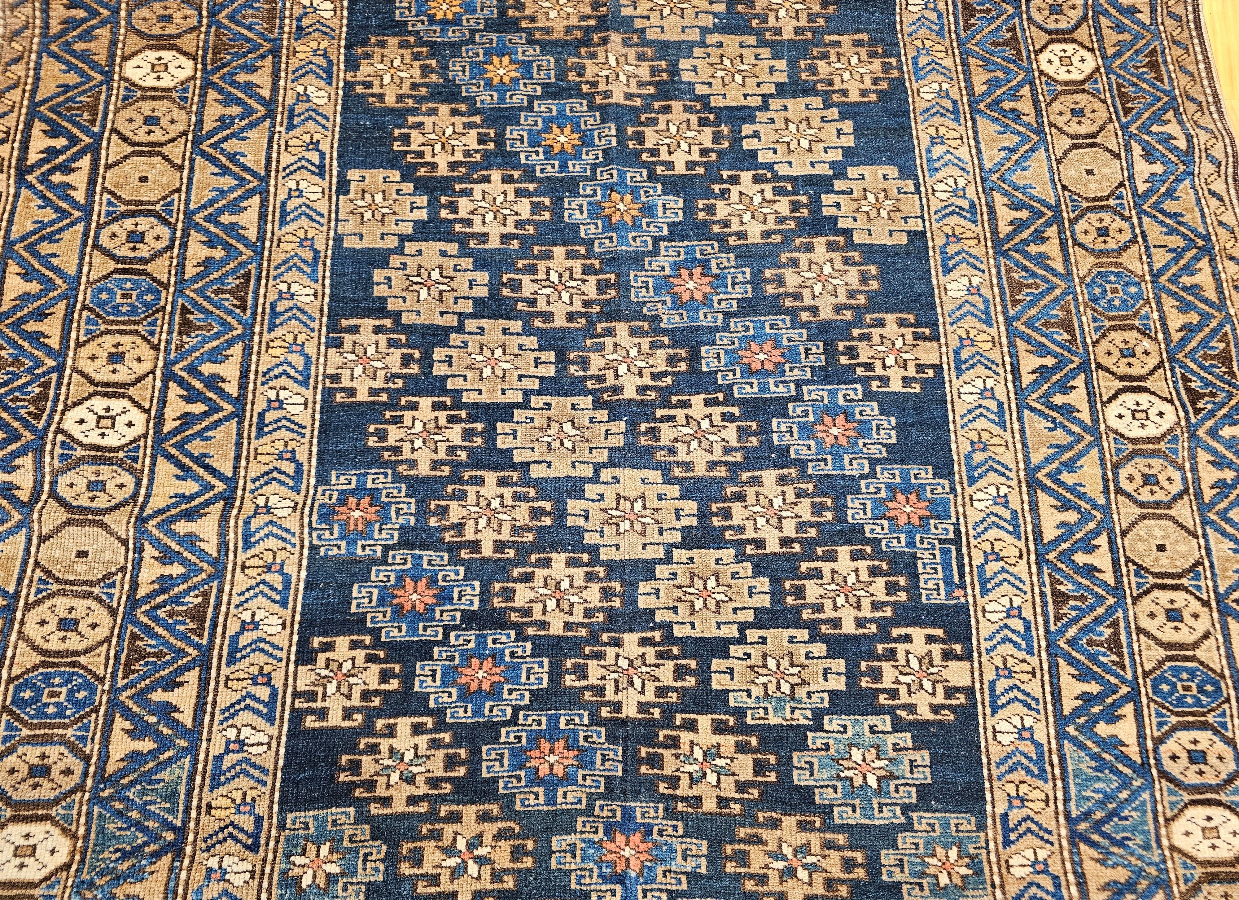 Teinture végétale Tapis Shirvan caucasien du 19ème siècle à motif géométrique en vente