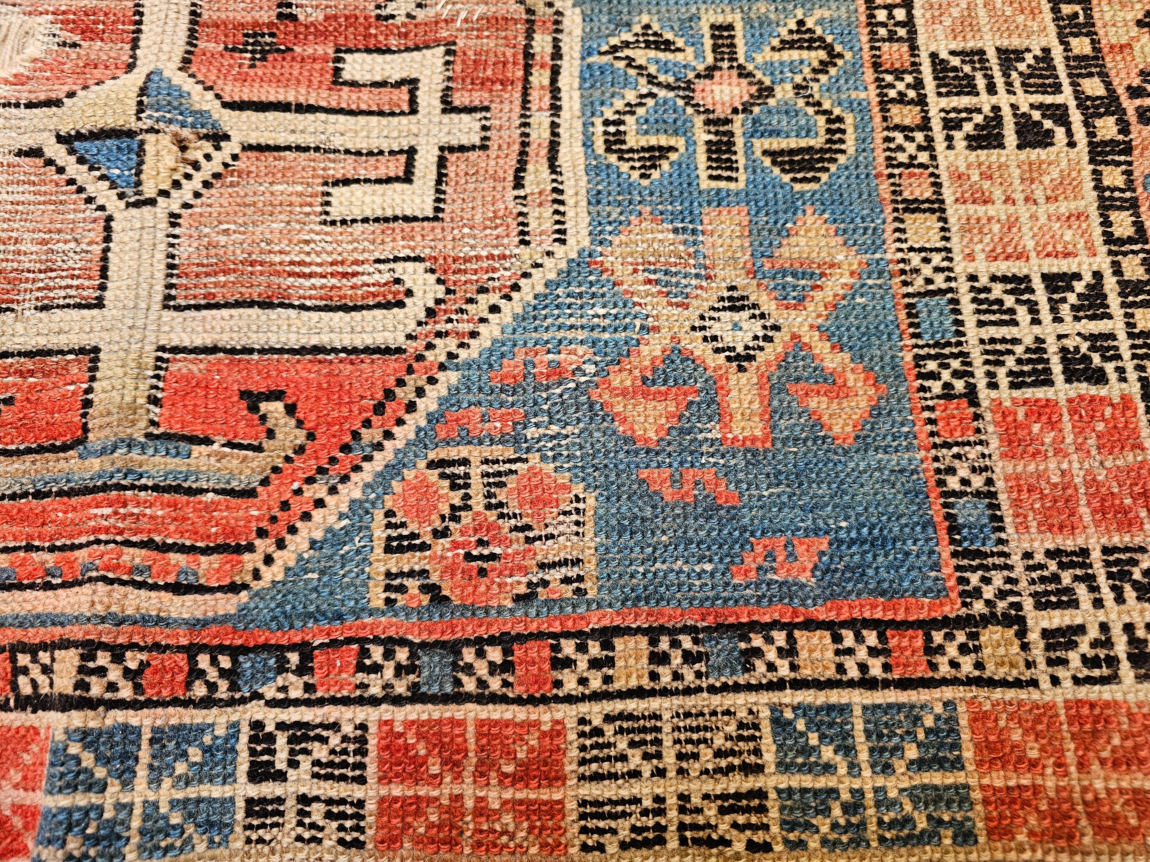 Tapis Shirvan caucasien du 19ème siècle à motif géométrique en bleu, rouge, ivoire en vente 4