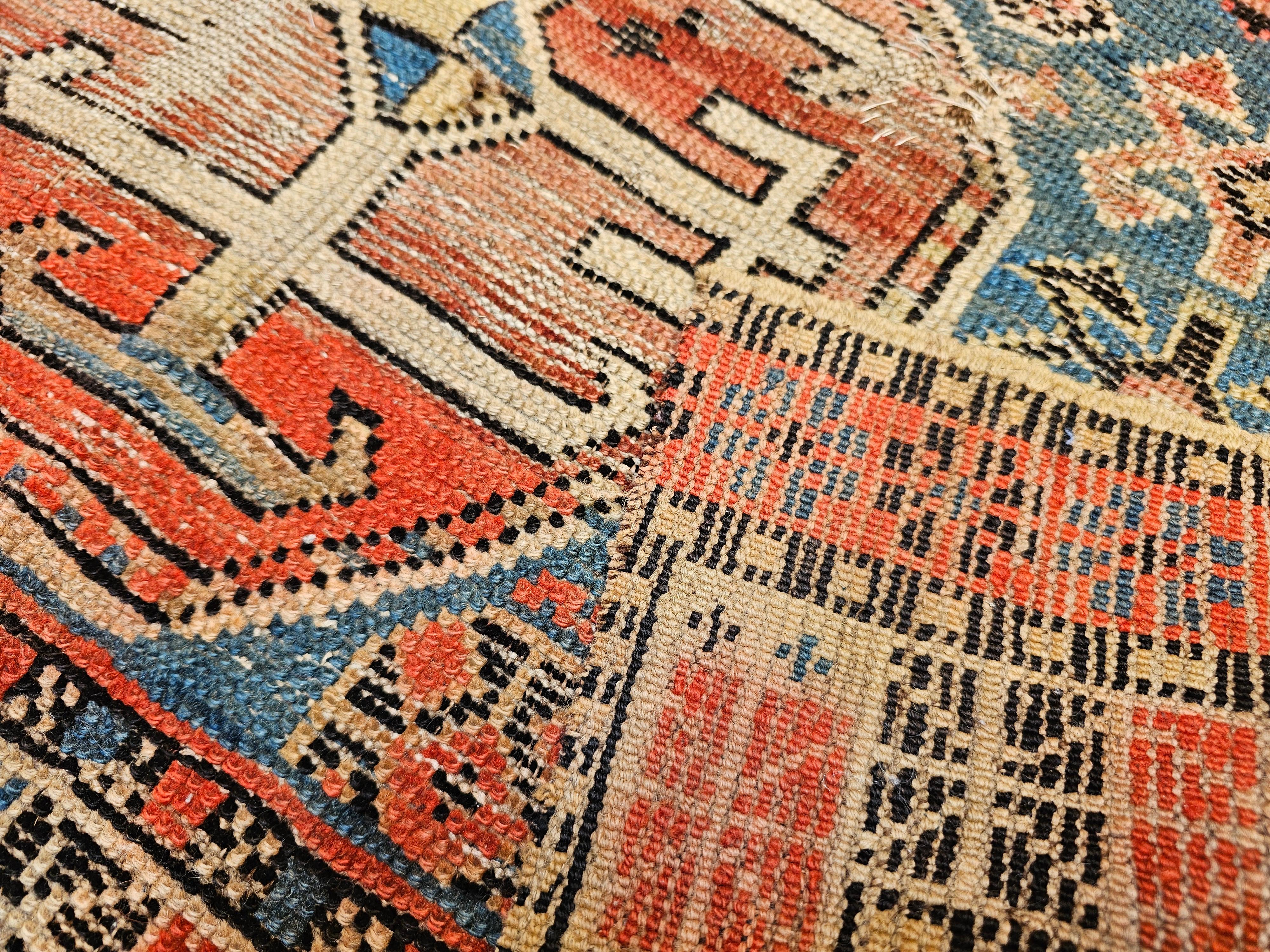 Tapis Shirvan caucasien du 19ème siècle à motif géométrique en bleu, rouge, ivoire en vente 6