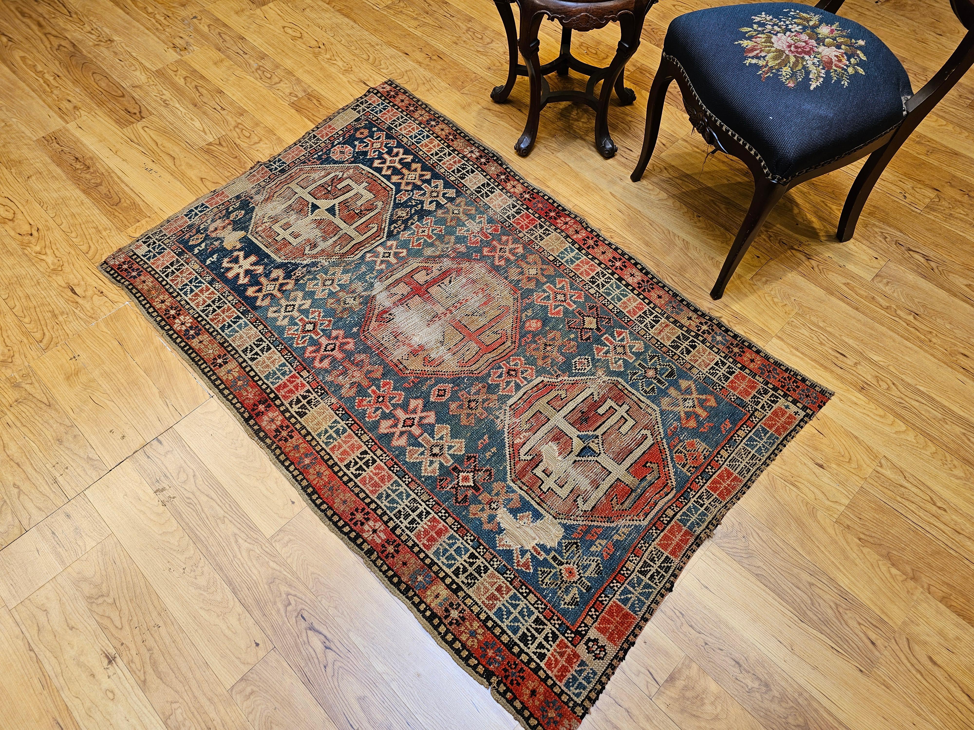Tapis Shirvan caucasien du 19ème siècle à motif géométrique en bleu, rouge, ivoire en vente 7