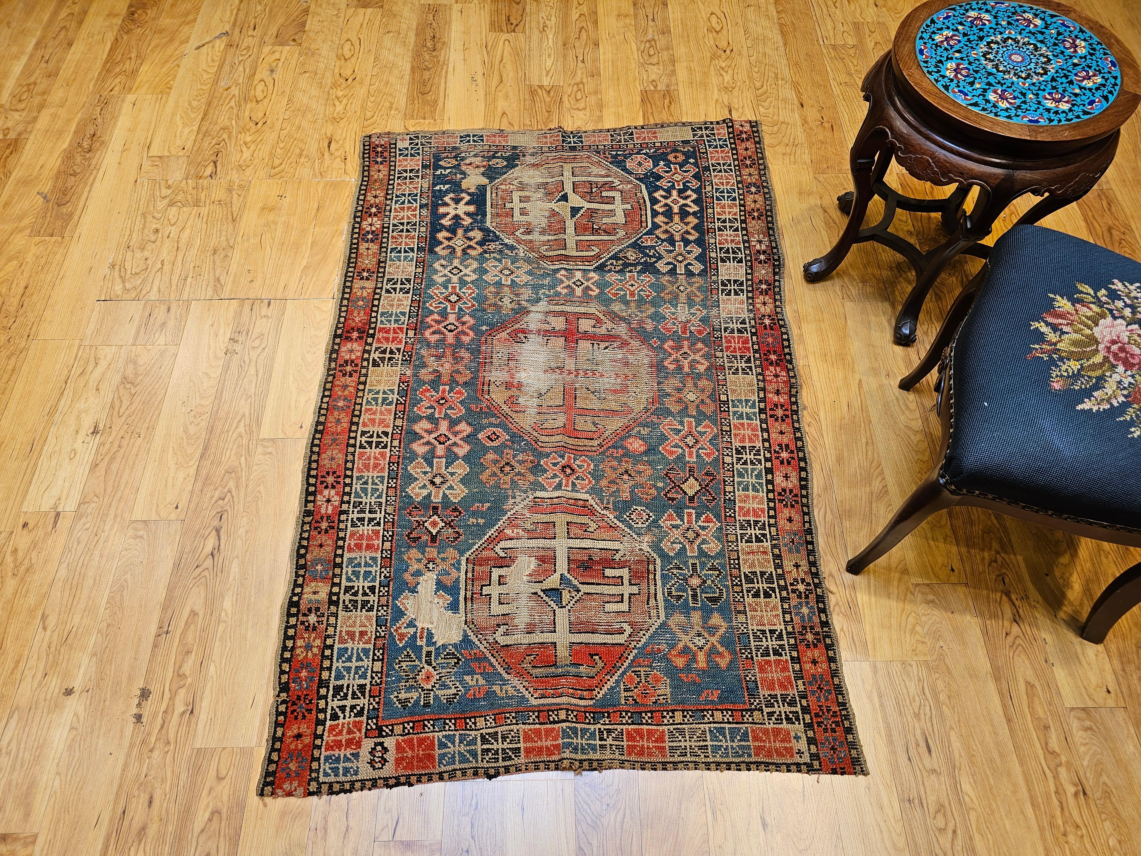 Tapis Shirvan caucasien du 19ème siècle à motif géométrique en bleu, rouge, ivoire en vente 8