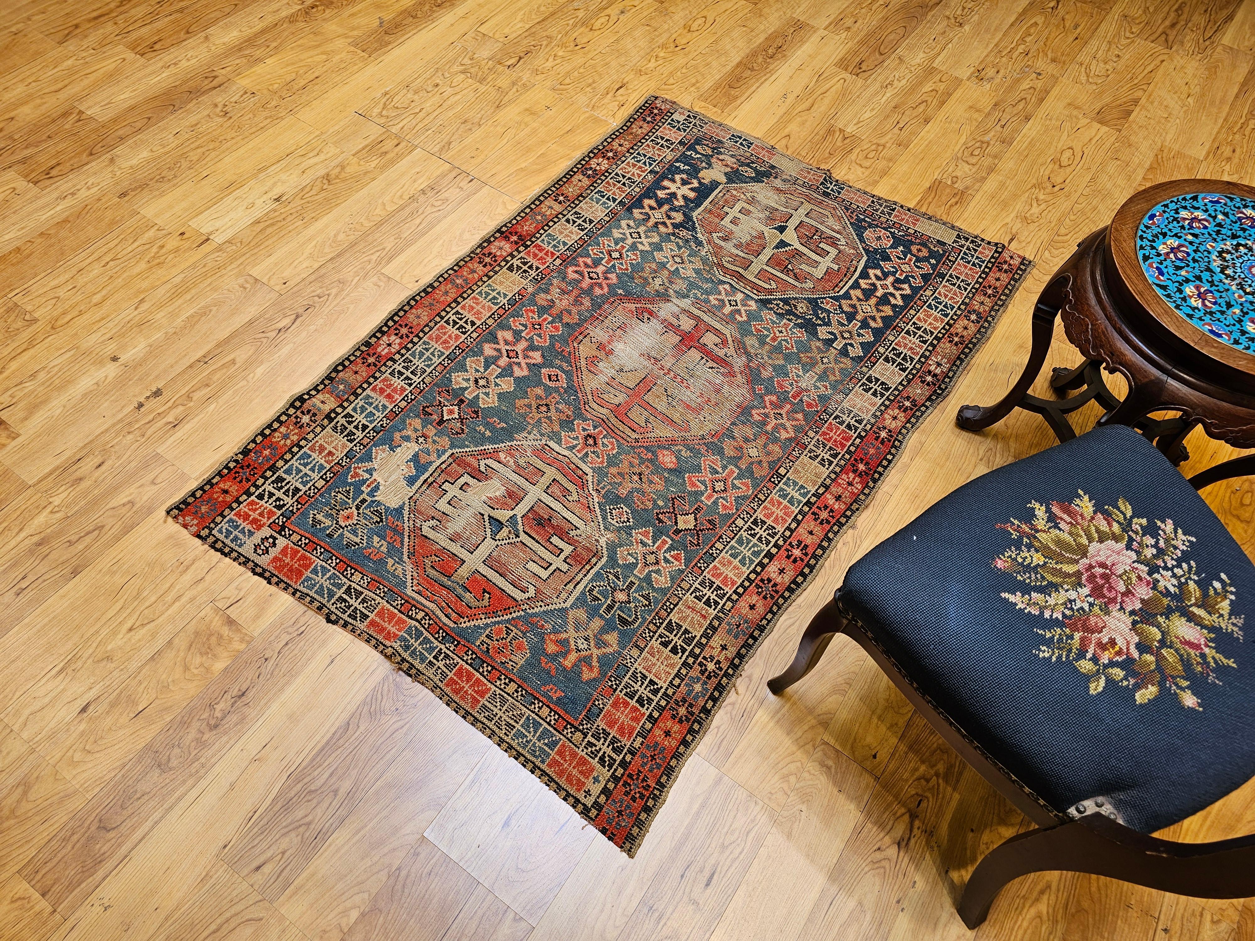 Tapis Shirvan caucasien du 19ème siècle à motif géométrique en bleu, rouge, ivoire en vente 9