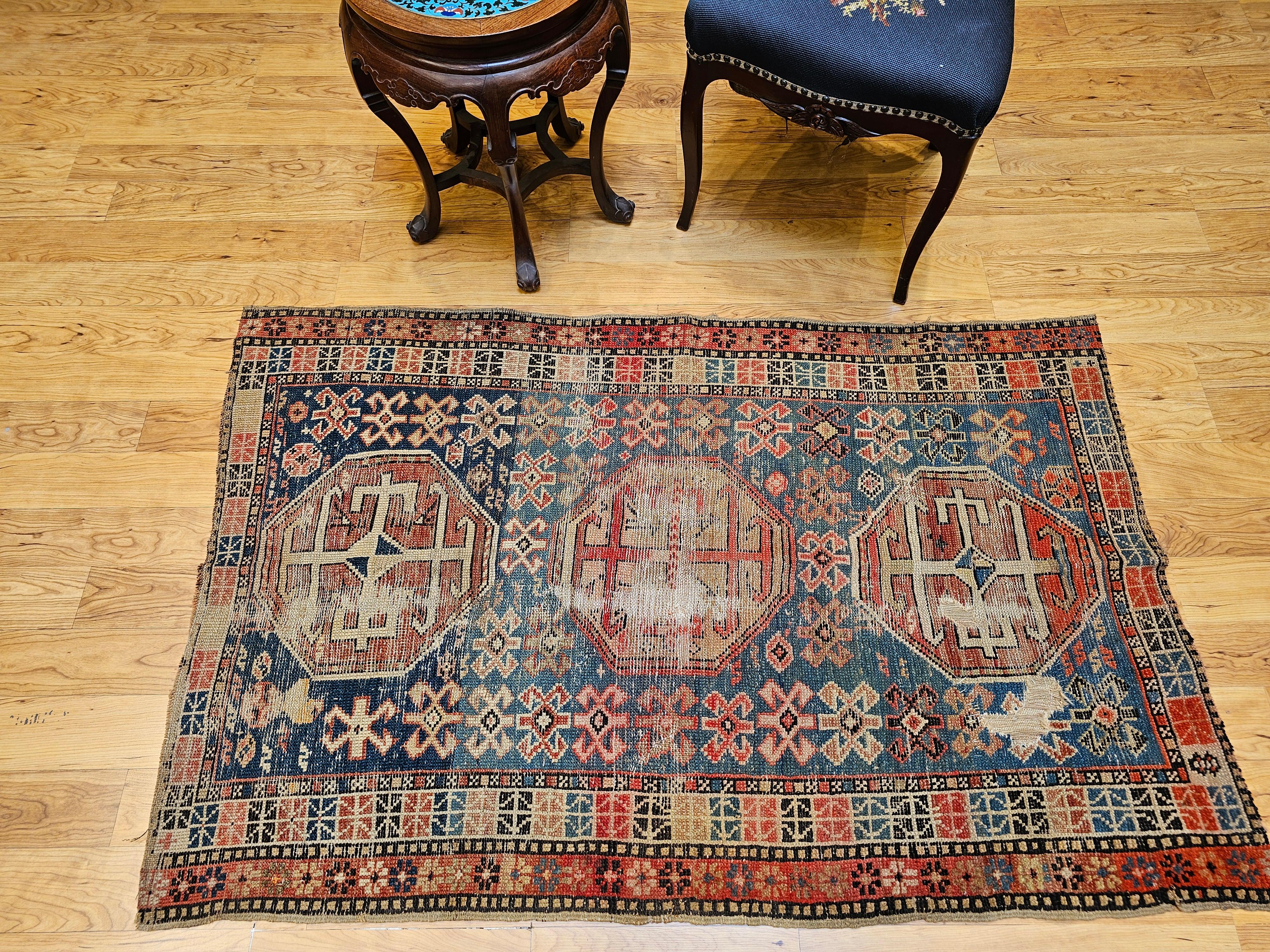 Tapis Shirvan caucasien du 19ème siècle à motif géométrique en bleu, rouge, ivoire en vente 10