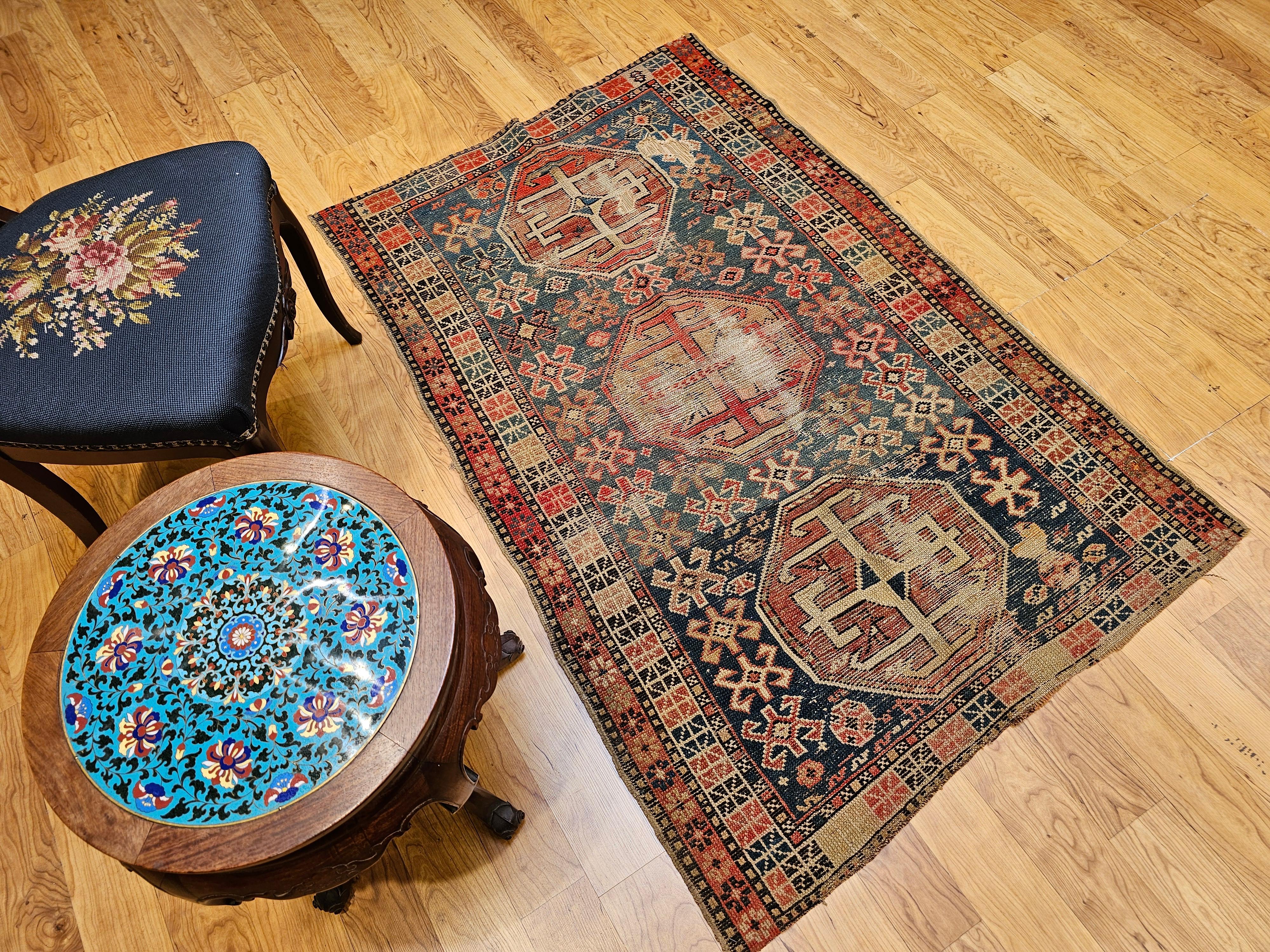 Tapis Shirvan caucasien du 19ème siècle à motif géométrique en bleu, rouge, ivoire en vente 11