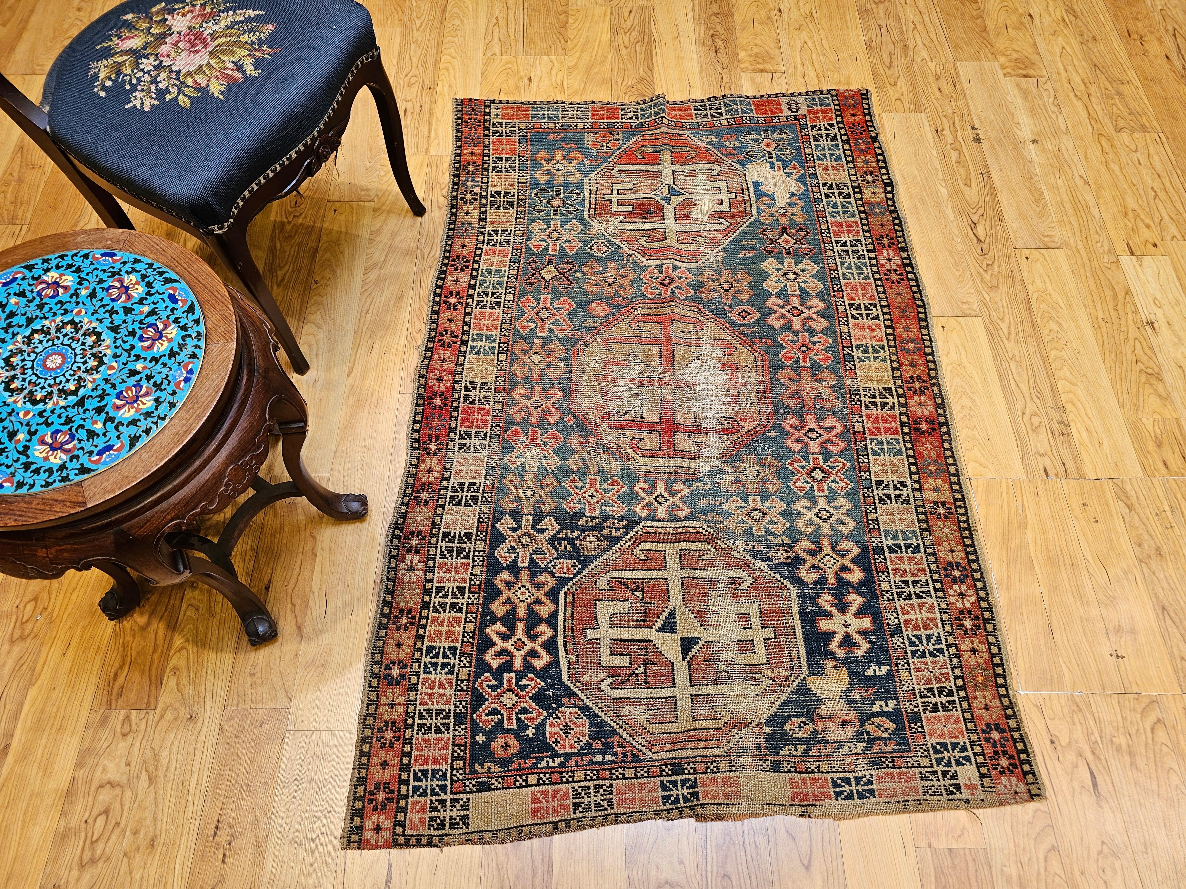 Tapis Shirvan caucasien du 19ème siècle à motif géométrique en bleu, rouge, ivoire en vente 12
