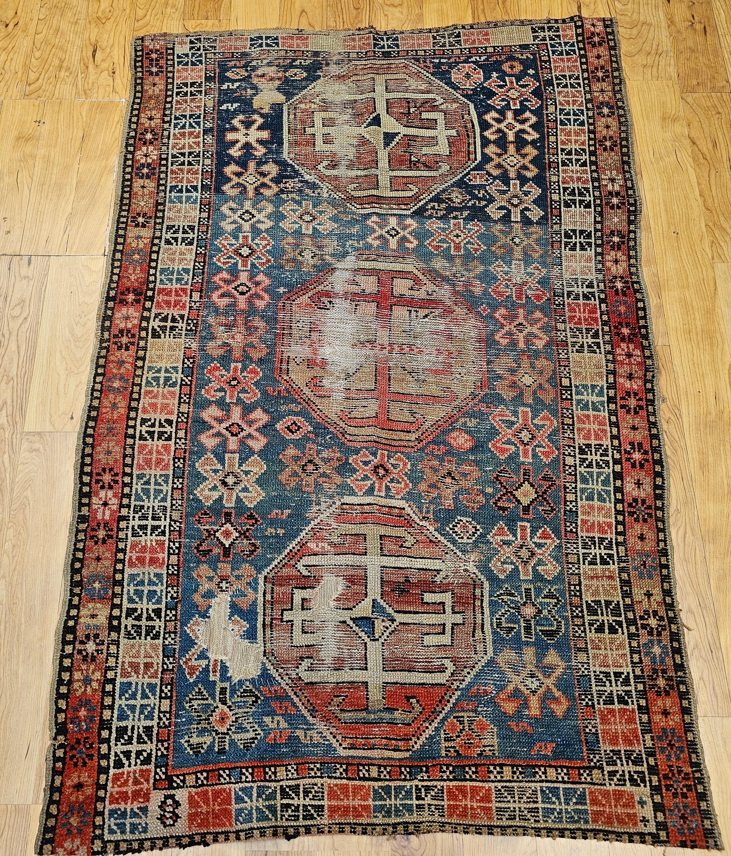 Cet exquis tapis caucasien Shirvan du XIXe siècle provient de la région du sud de l'Azerbaïdjan, dans le Caucase, célèbre pour son artisanat exceptionnel et son riche patrimoine textile. Doté d'un remarquable motif géométrique à trois médaillons, ce