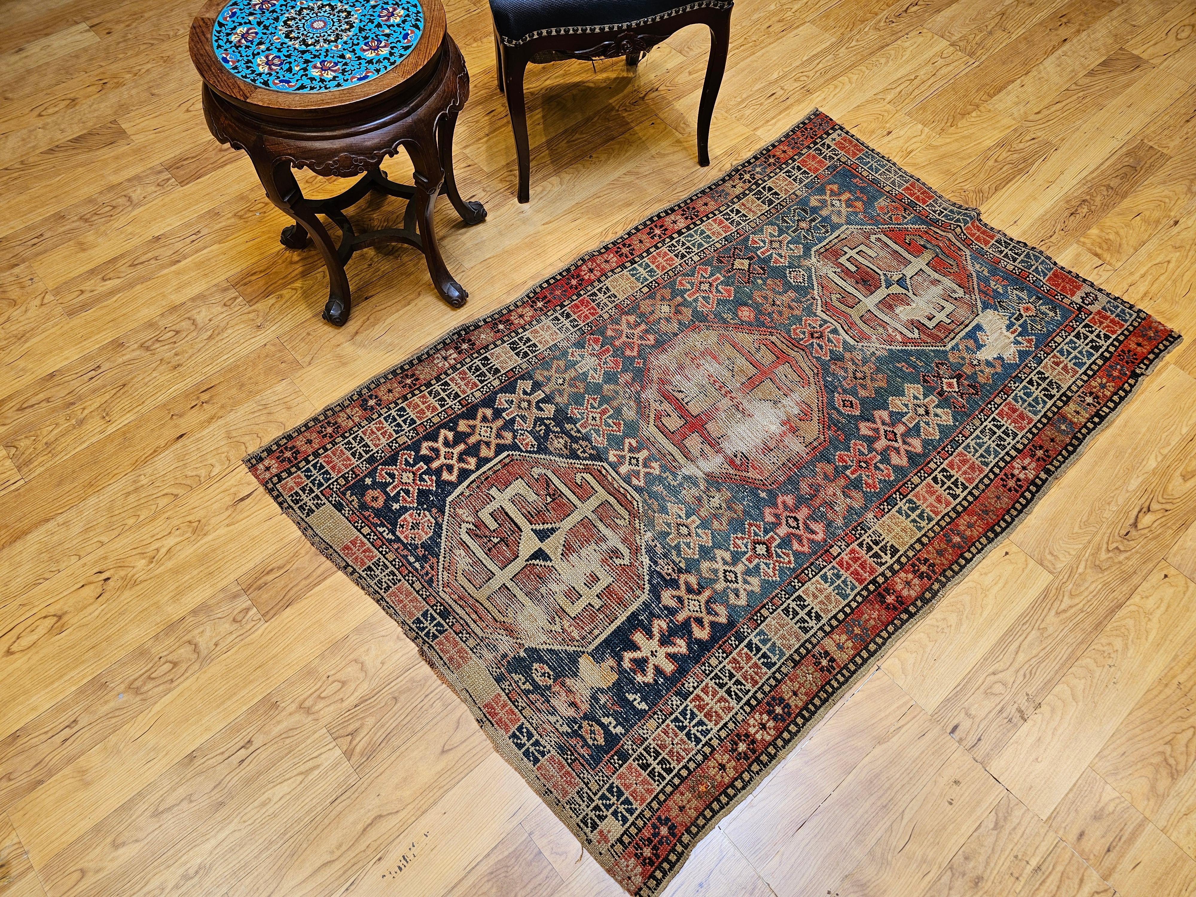 Tapis Shirvan caucasien du 19ème siècle à motif géométrique en bleu, rouge, ivoire en vente 13