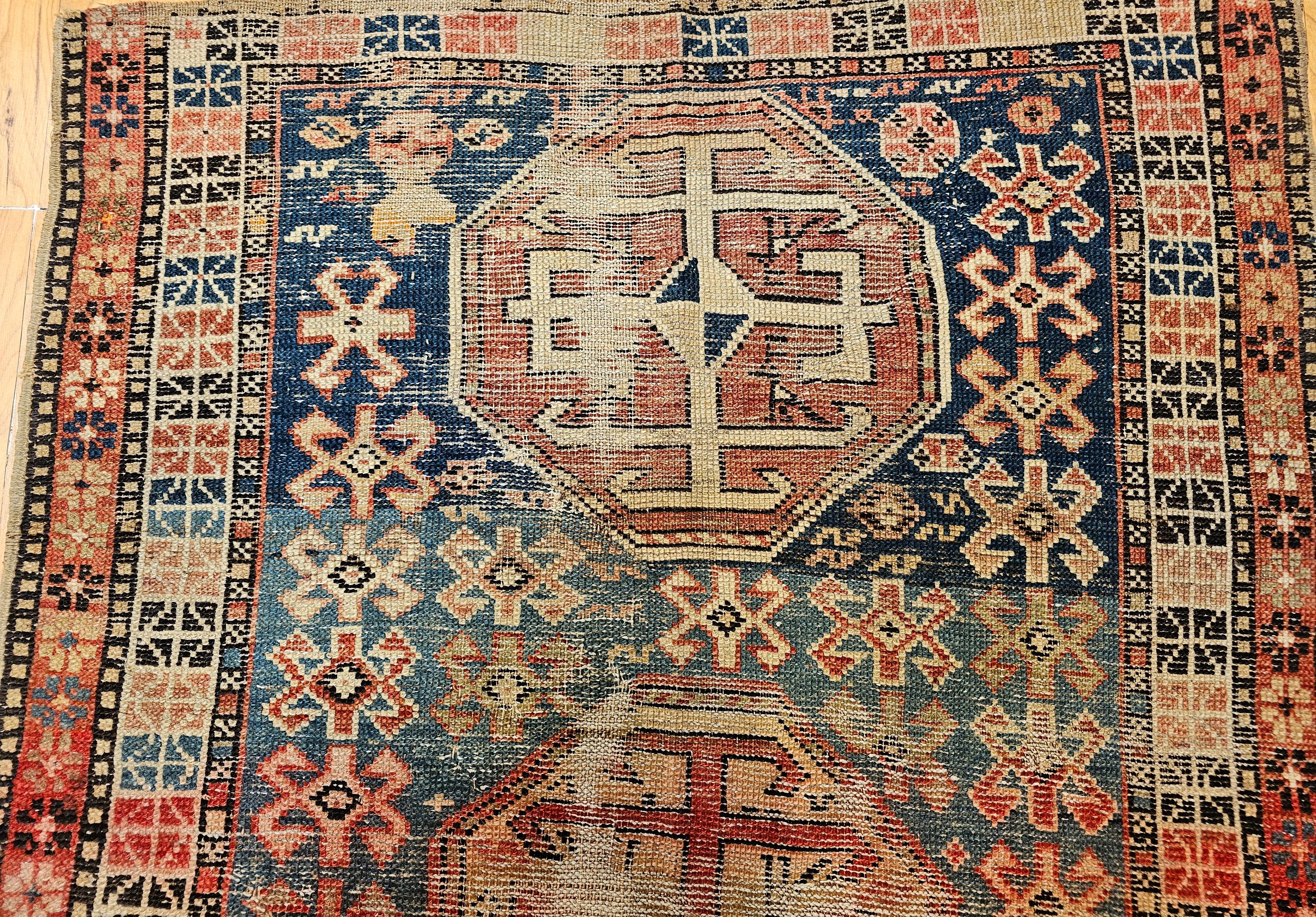 Caucasien Tapis Shirvan caucasien du 19ème siècle à motif géométrique en bleu, rouge, ivoire en vente
