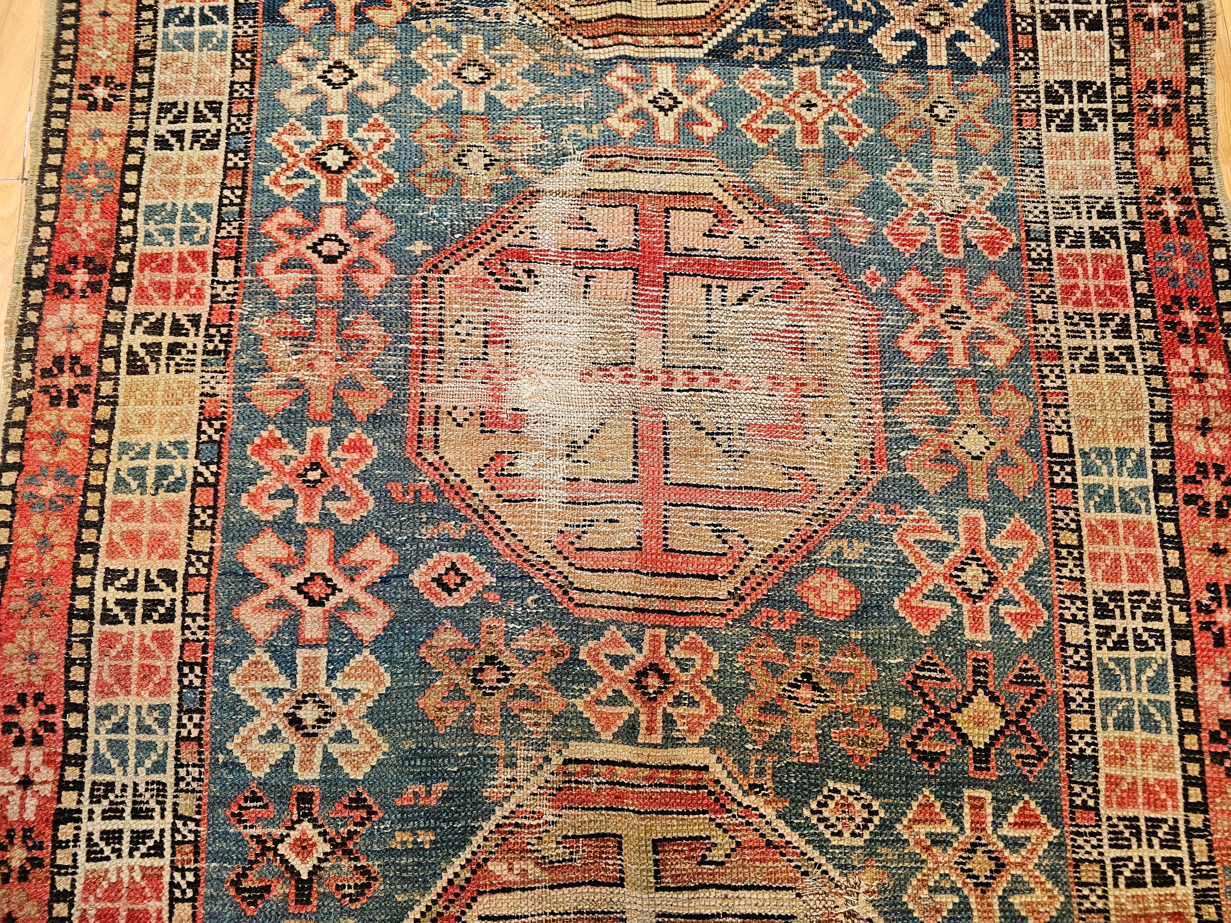 Teinture végétale Tapis Shirvan caucasien du 19ème siècle à motif géométrique en bleu, rouge, ivoire en vente