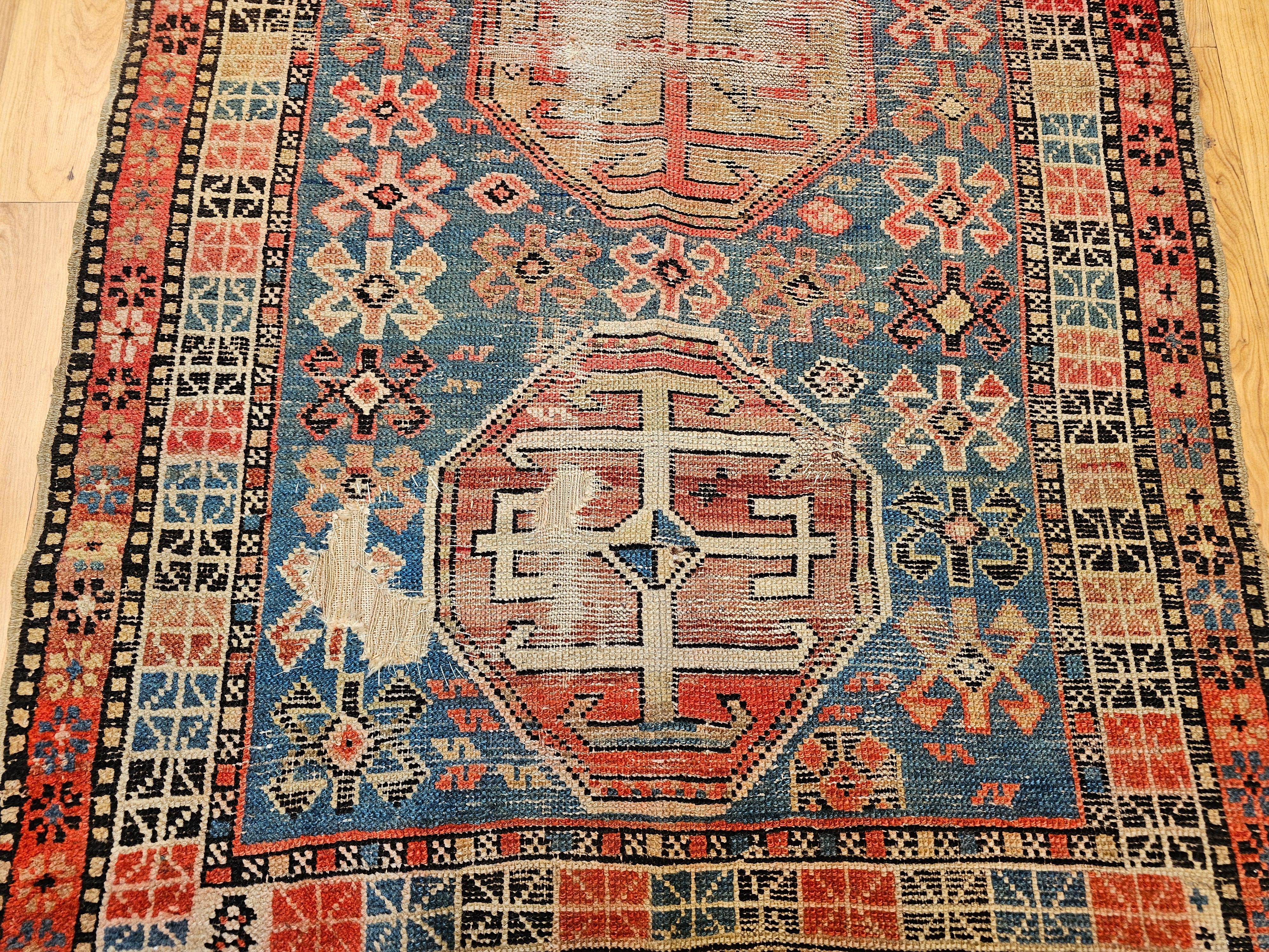 Tapis Shirvan caucasien du 19ème siècle à motif géométrique en bleu, rouge, ivoire Bon état - En vente à Barrington, IL