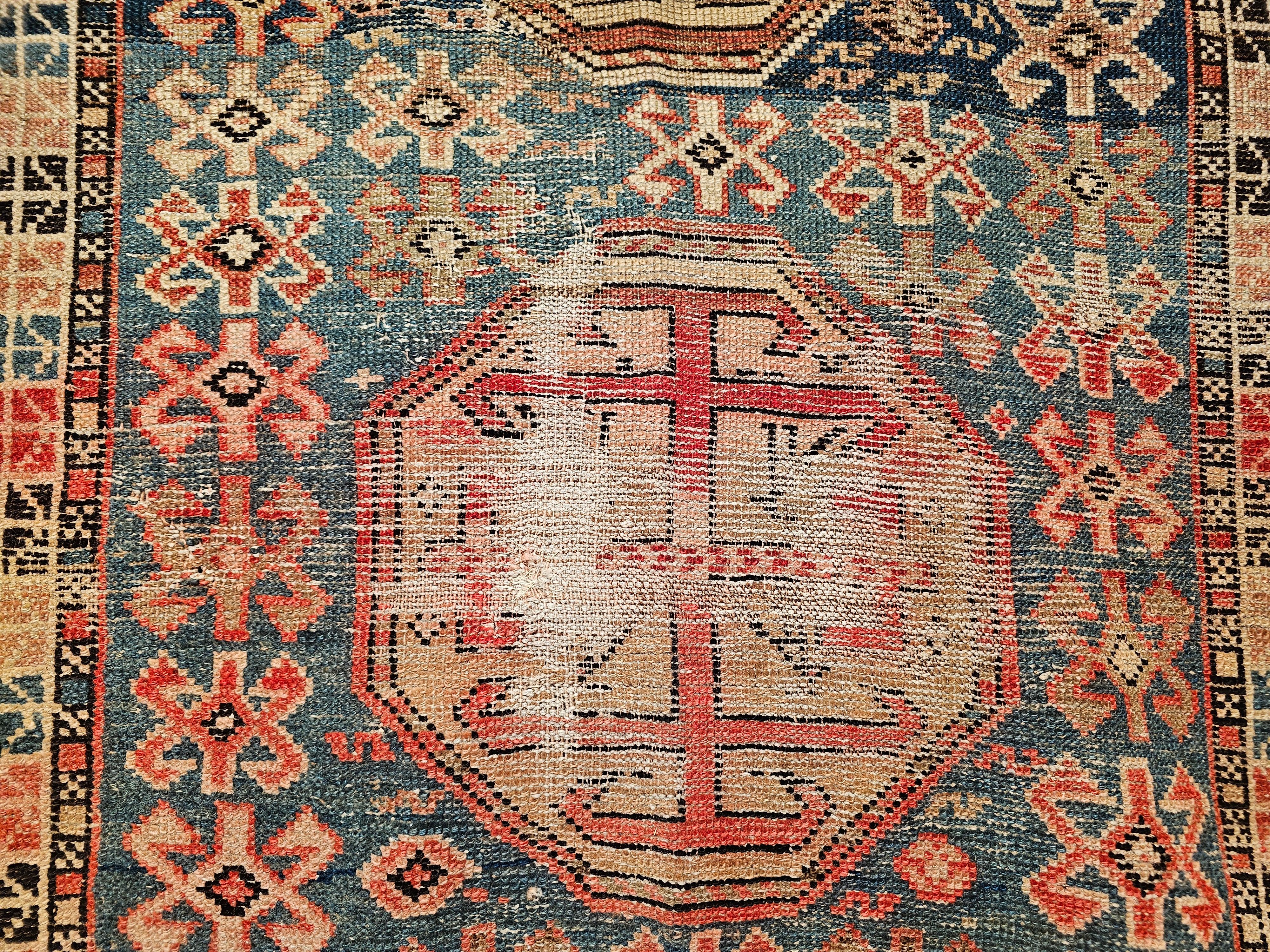 XIXe siècle Tapis Shirvan caucasien du 19ème siècle à motif géométrique en bleu, rouge, ivoire en vente