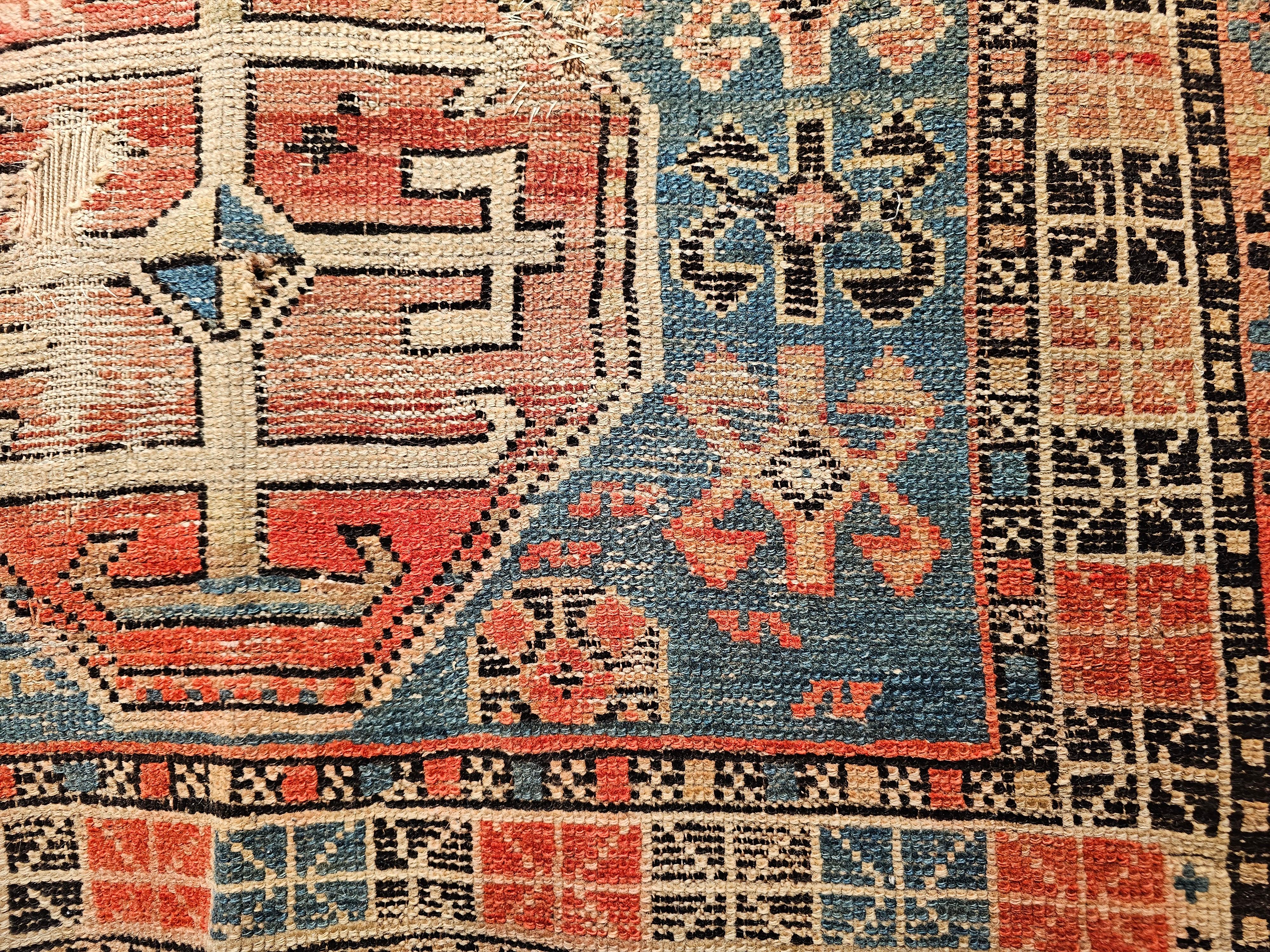 Laine Tapis Shirvan caucasien du 19ème siècle à motif géométrique en bleu, rouge, ivoire en vente
