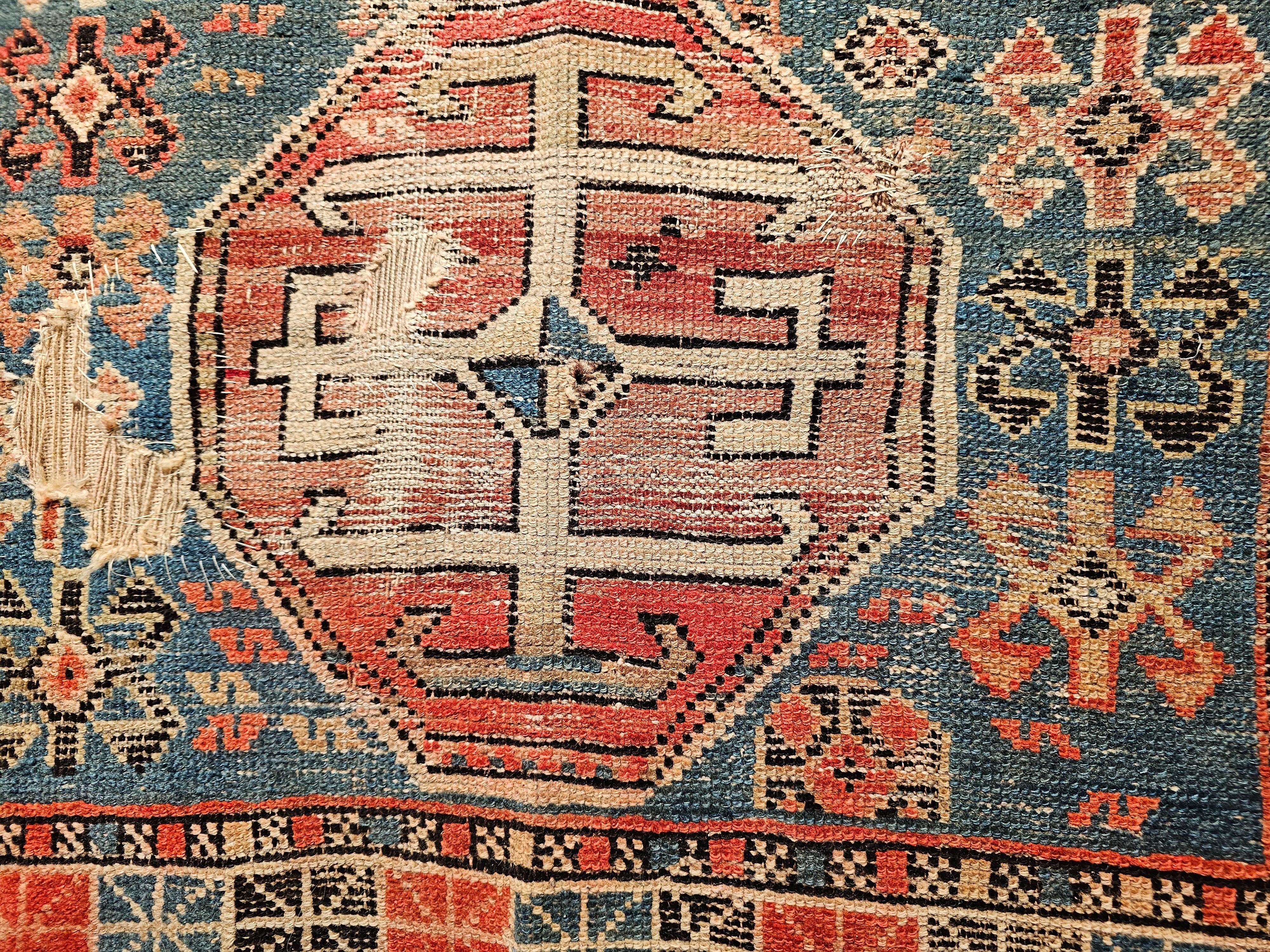 Tapis Shirvan caucasien du 19ème siècle à motif géométrique en bleu, rouge, ivoire en vente 1