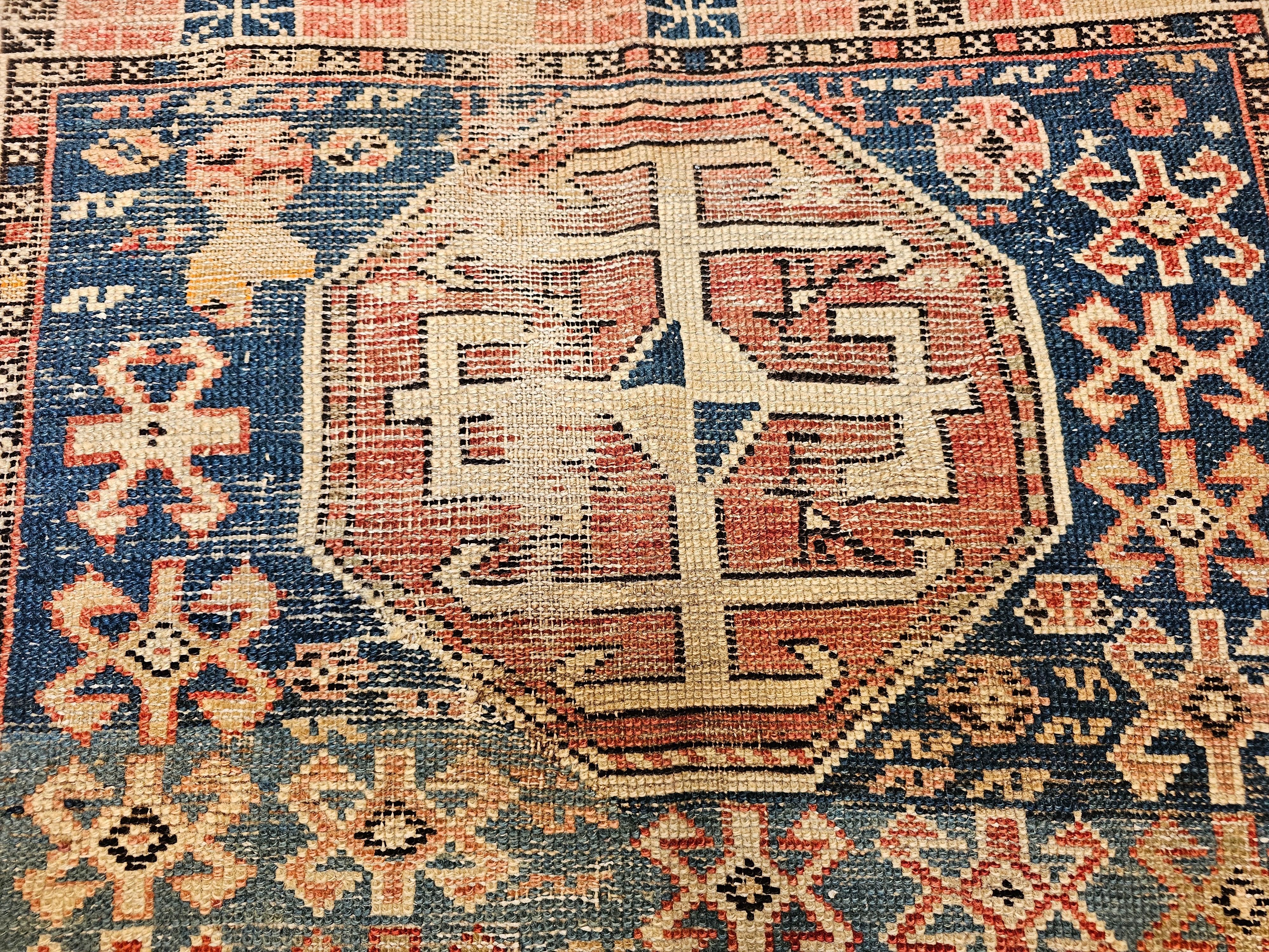 Tapis Shirvan caucasien du 19ème siècle à motif géométrique en bleu, rouge, ivoire en vente 2