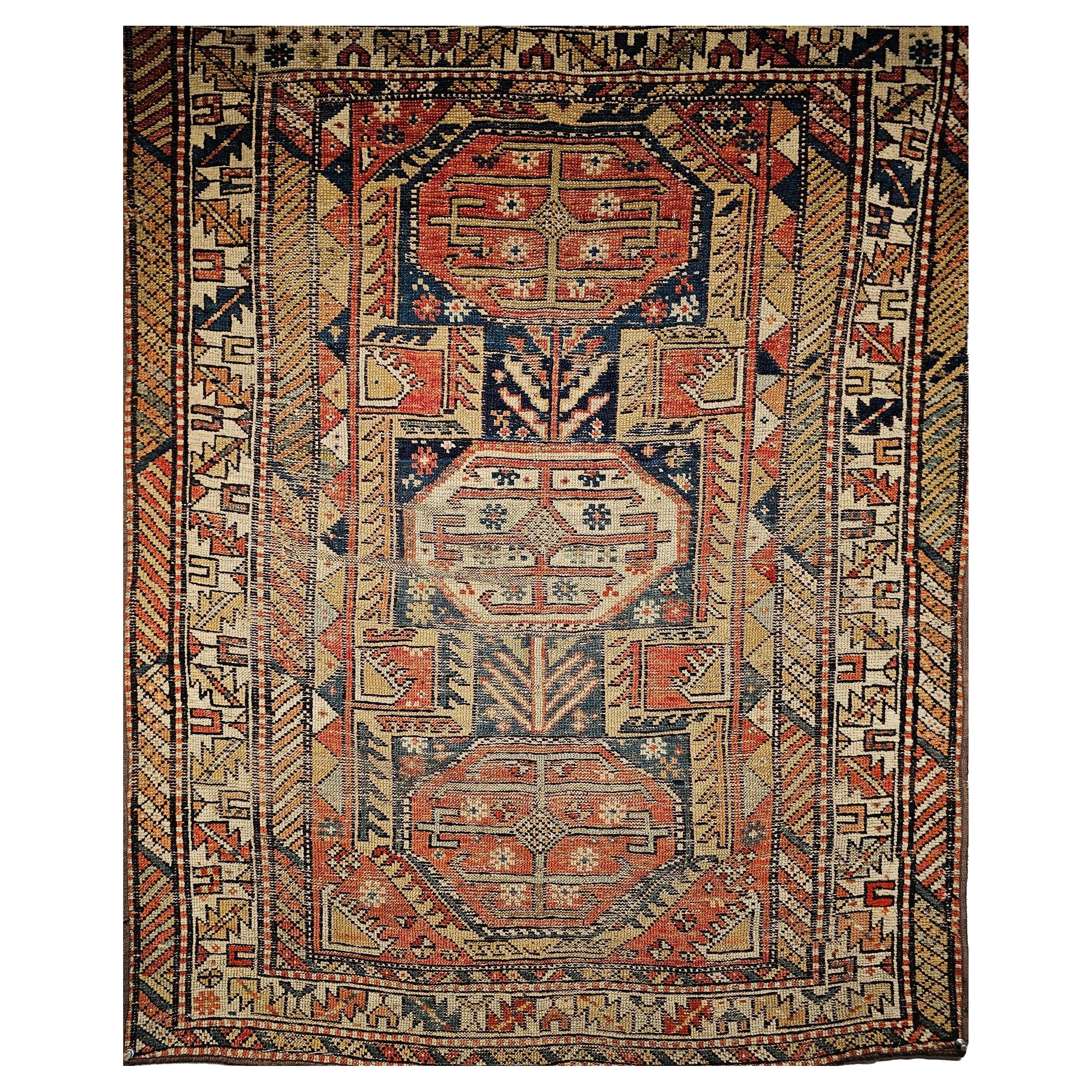 Magnifique tapis caucasien Shirvan de la région du sud de l'Azerbaïdjan dans le Caucase, présentant un remarquable motif géométrique en médaillon. Le tapis présente une disposition classique de trois médaillons en rouge et ivoire, sur un champ bleu