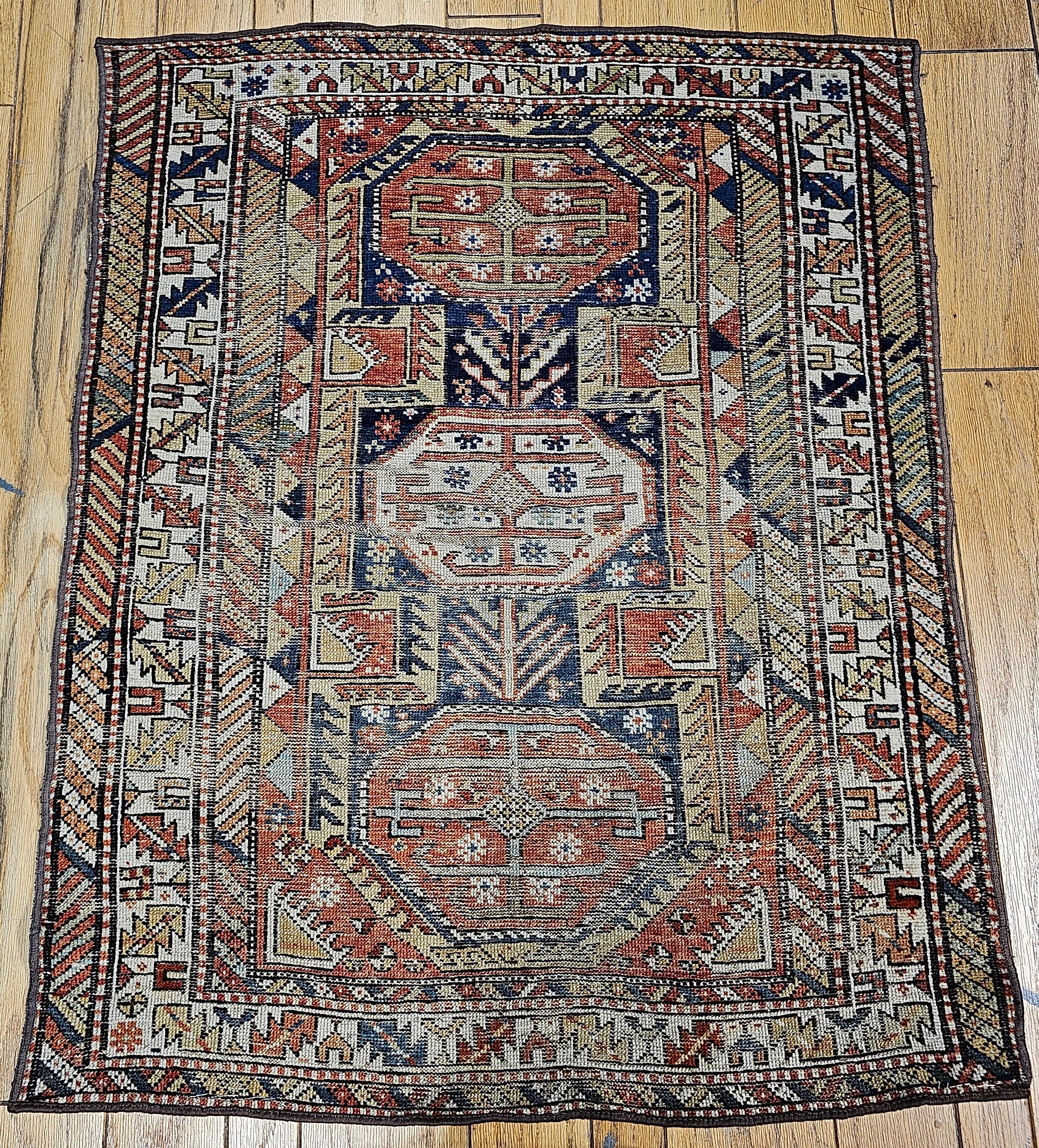 Tapis Shirvan caucasien du 19ème siècle à motif géométrique en bleu, terre cuite en vente 8