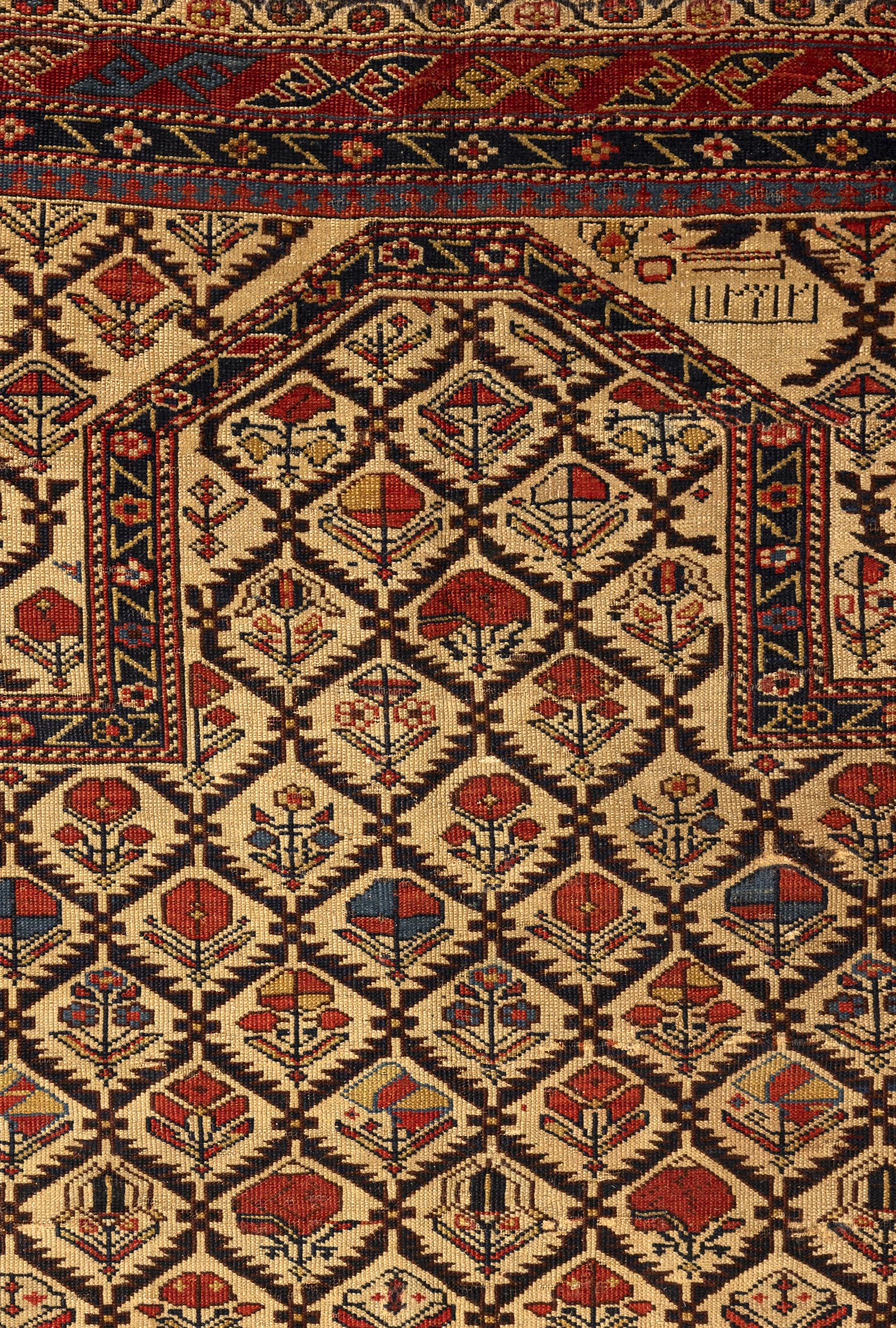 Ce tapis caucasien ancien de Shirvan incarne les plus belles qualités d'un artisanat de maître et témoigne de l'art de ses tisserands. Chaque détail témoigne de l'excellence - de son design parfaitement équilibré et de la superbe qualité de sa laine