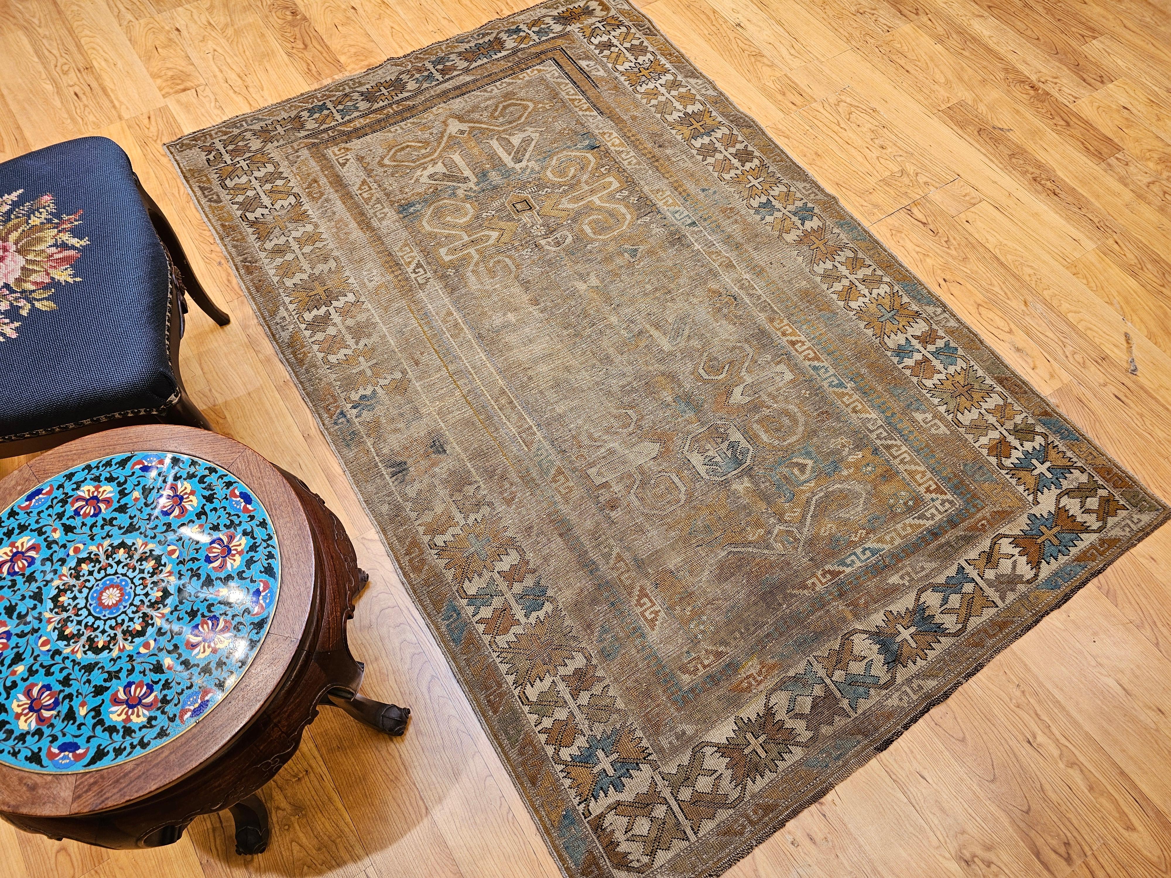 Alfombra caucásica del siglo XIX Shirvan Perpedil de pelo de camello, marfil y verde en venta 11