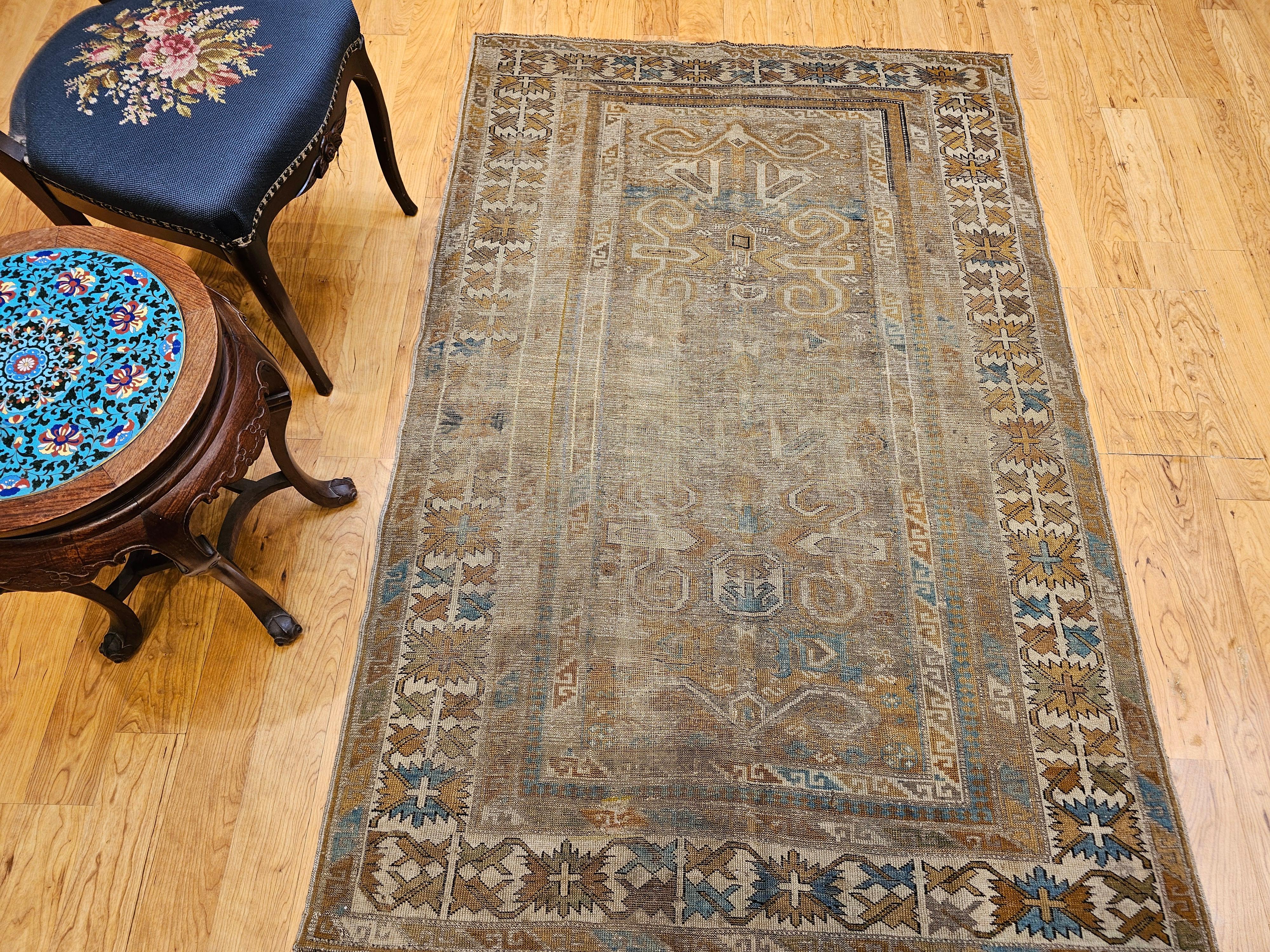 Alfombra caucásica del siglo XIX Shirvan Perpedil de pelo de camello, marfil y verde en venta 12