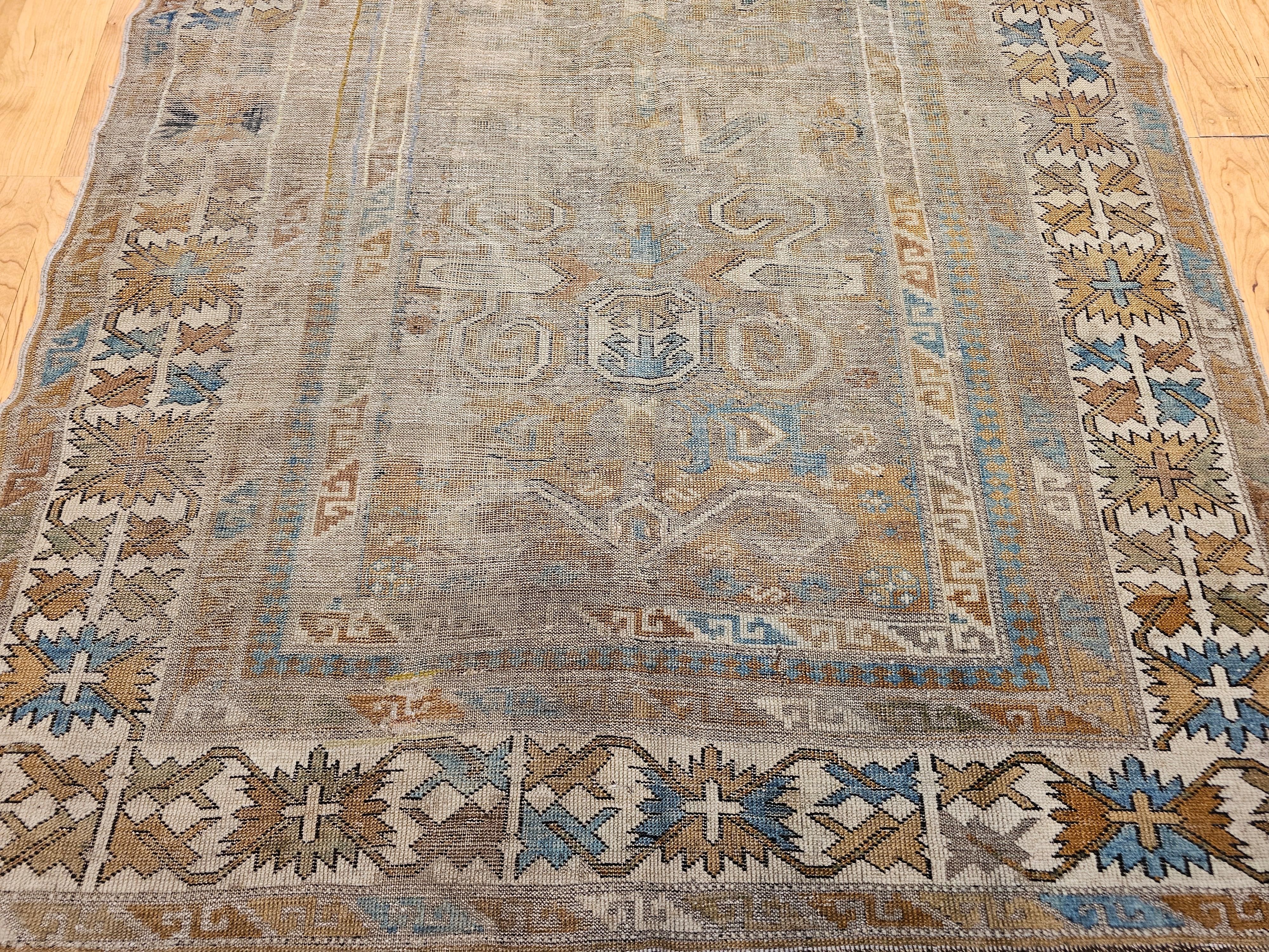 Alfombra caucásica del siglo XIX Shirvan Perpedil de pelo de camello, marfil y verde Caucásico en venta