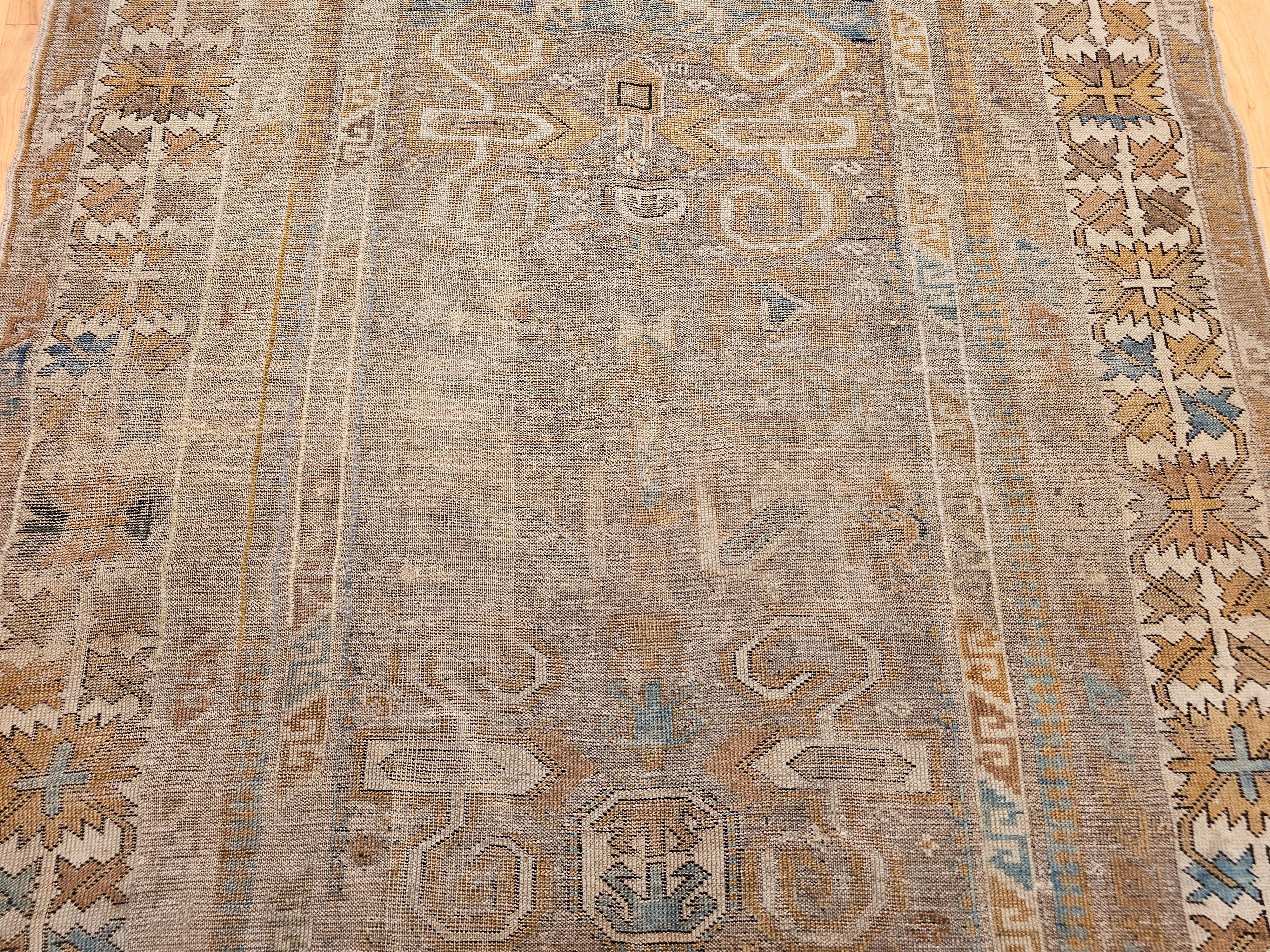 Alfombra caucásica del siglo XIX Shirvan Perpedil de pelo de camello, marfil y verde Teñido con vegetales en venta