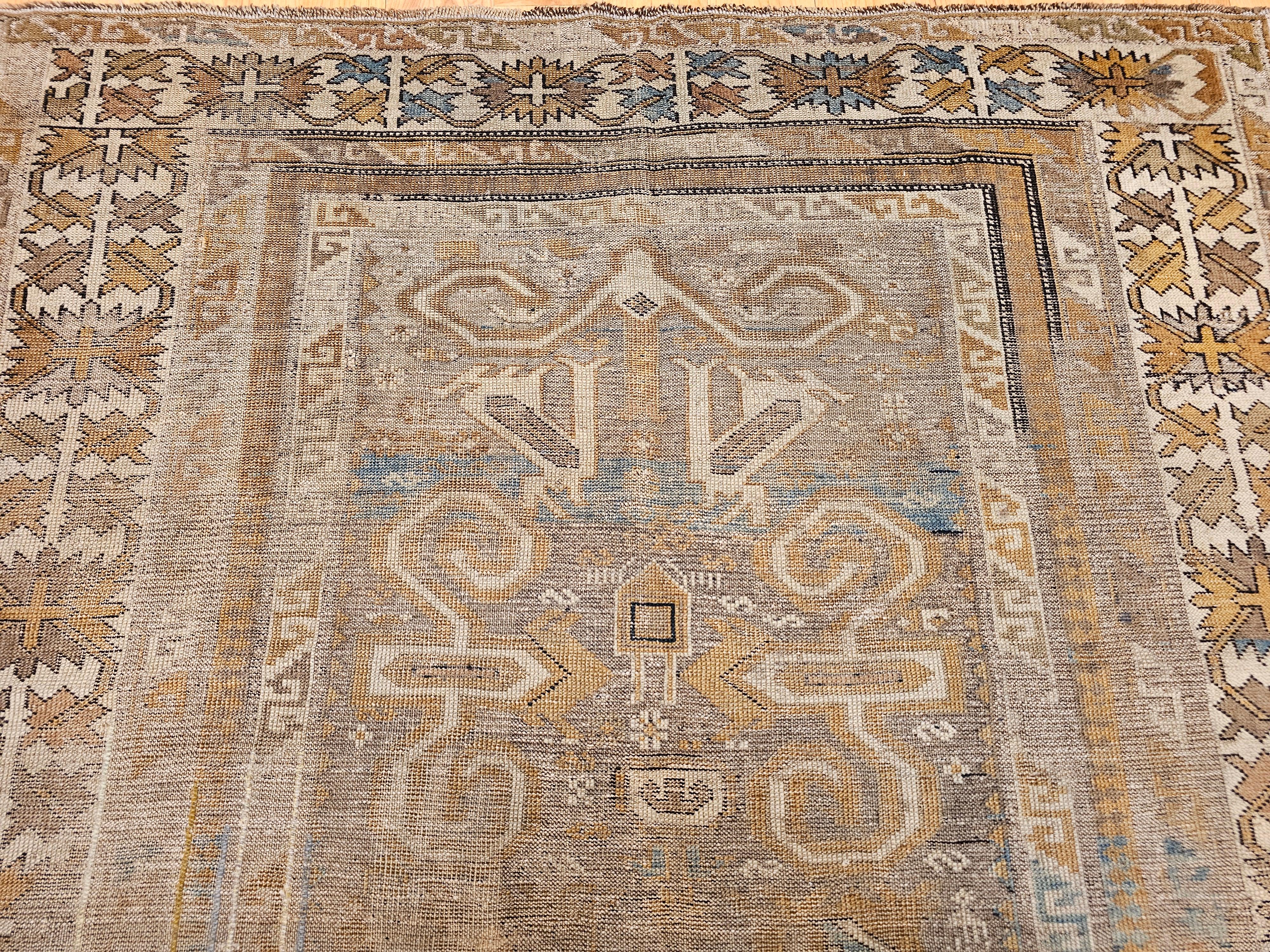 Alfombra caucásica del siglo XIX Shirvan Perpedil de pelo de camello, marfil y verde en Bastante bueno estado para la venta en Barrington, IL