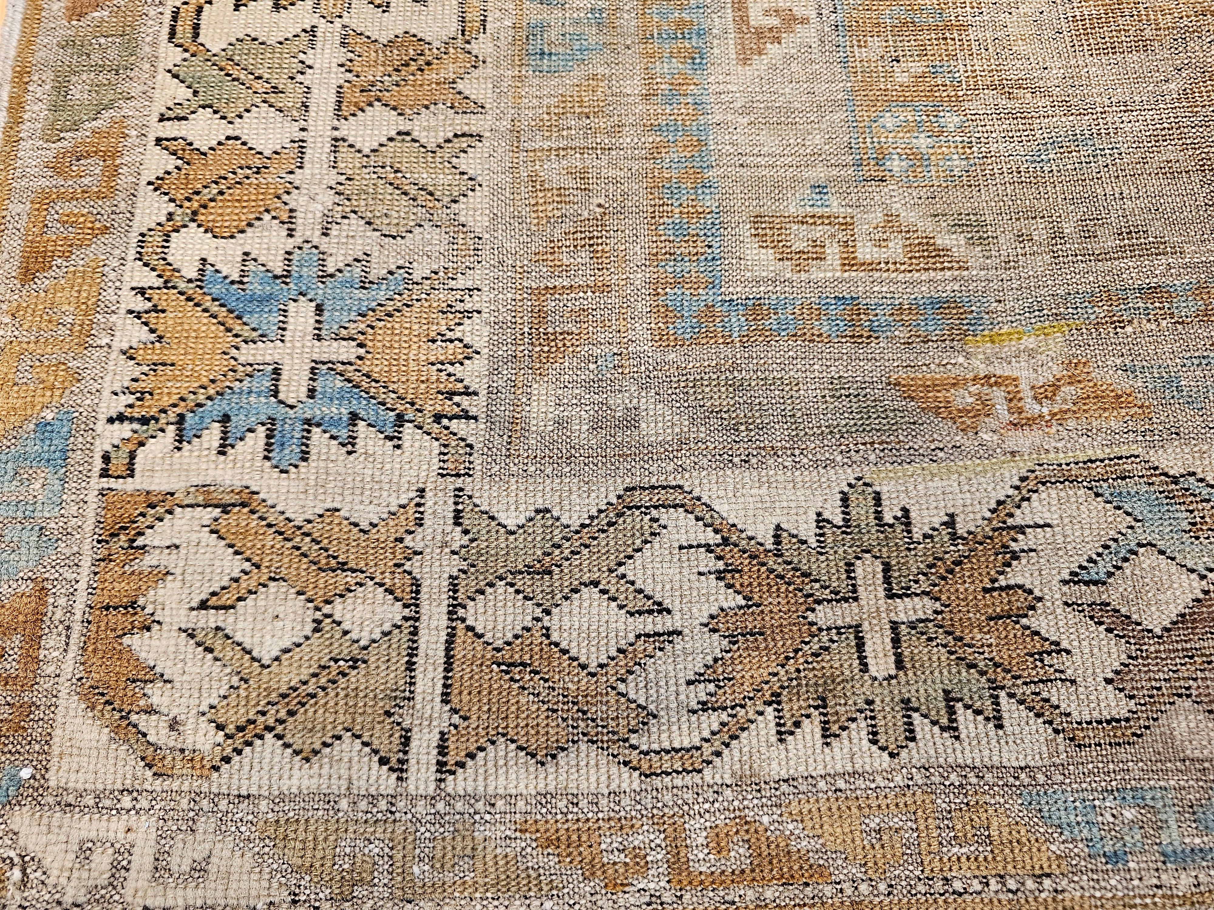Alfombra caucásica del siglo XIX Shirvan Perpedil de pelo de camello, marfil y verde Lana en venta