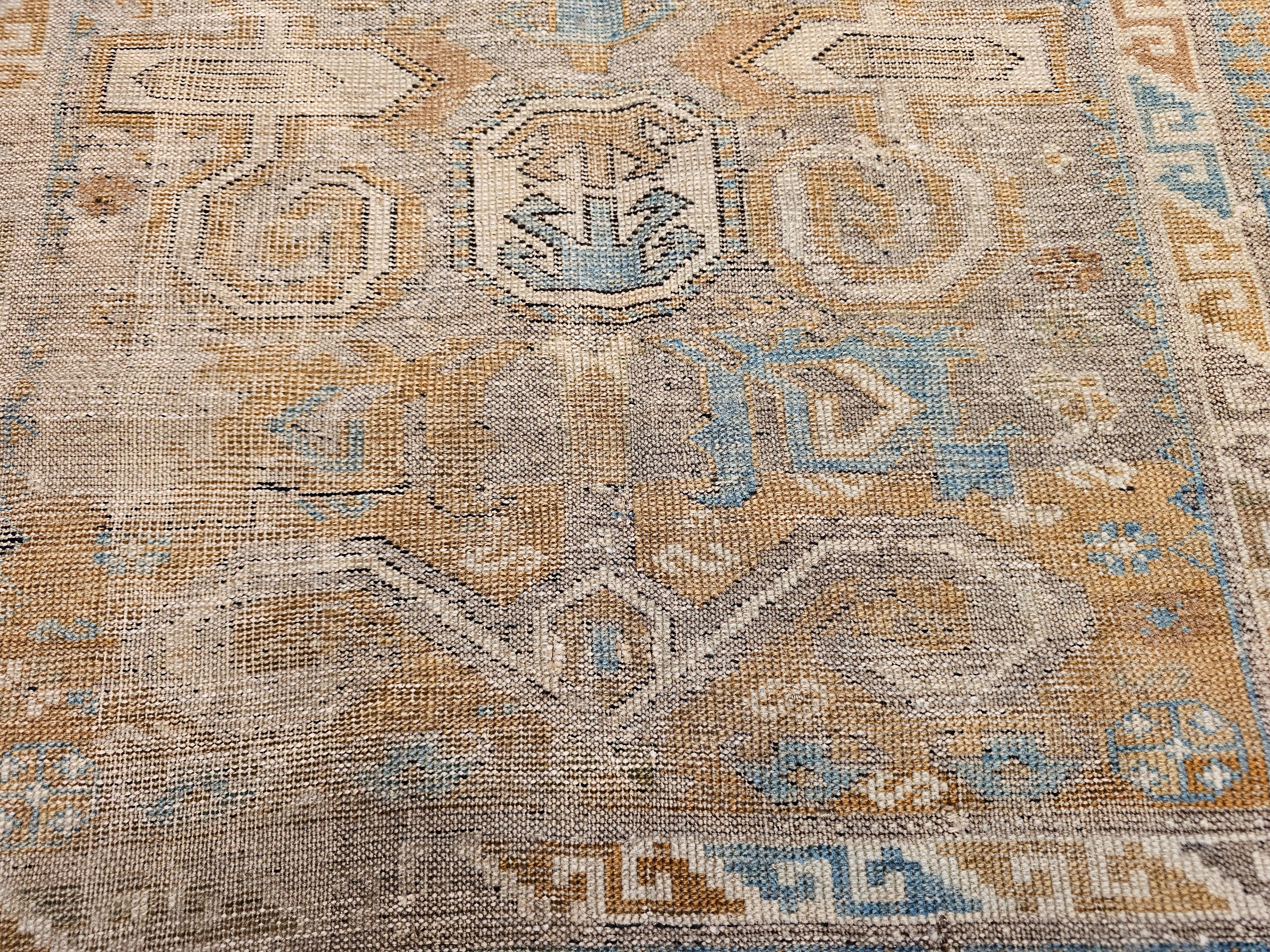 Alfombra caucásica del siglo XIX Shirvan Perpedil de pelo de camello, marfil y verde en venta 1