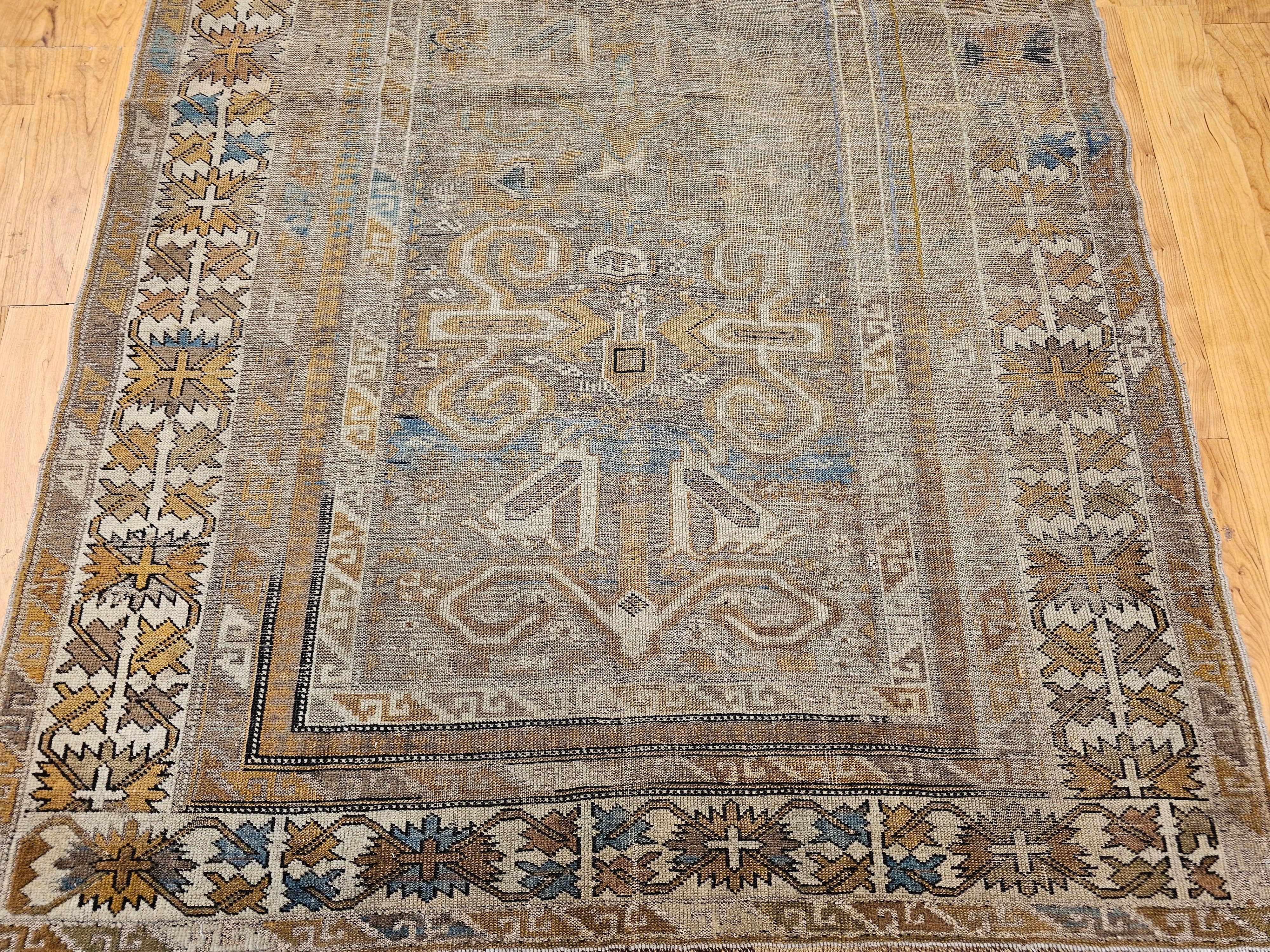Alfombra caucásica del siglo XIX Shirvan Perpedil de pelo de camello, marfil y verde en venta 3