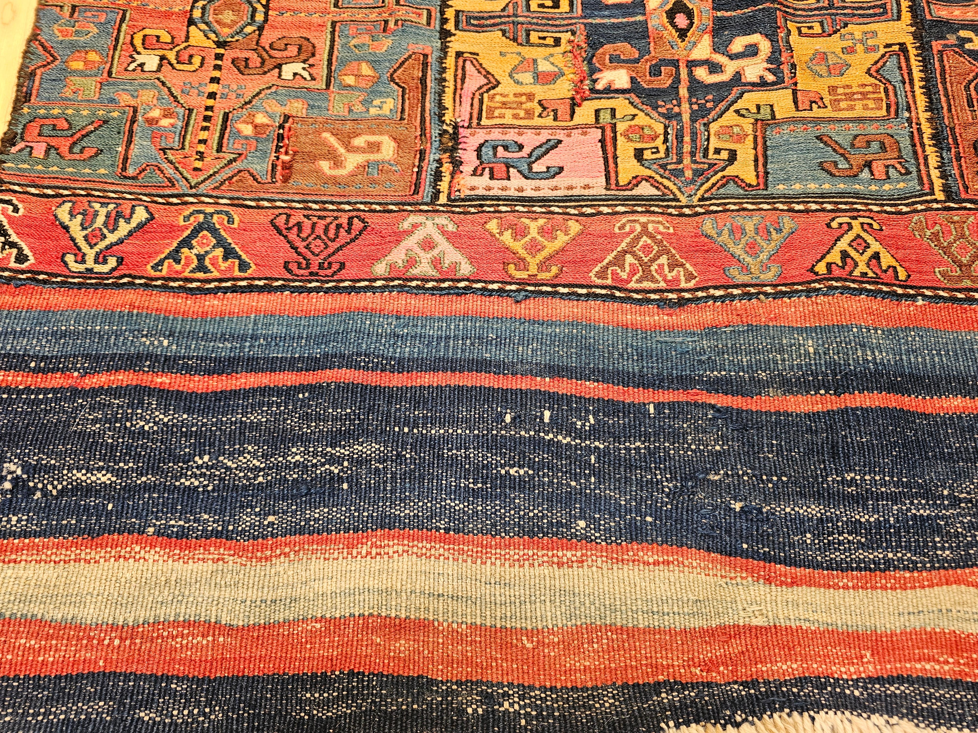 Kaukasischer Soumak-Teppich aus dem 19. Jahrhundert Wandteppich Kunst im Angebot 4