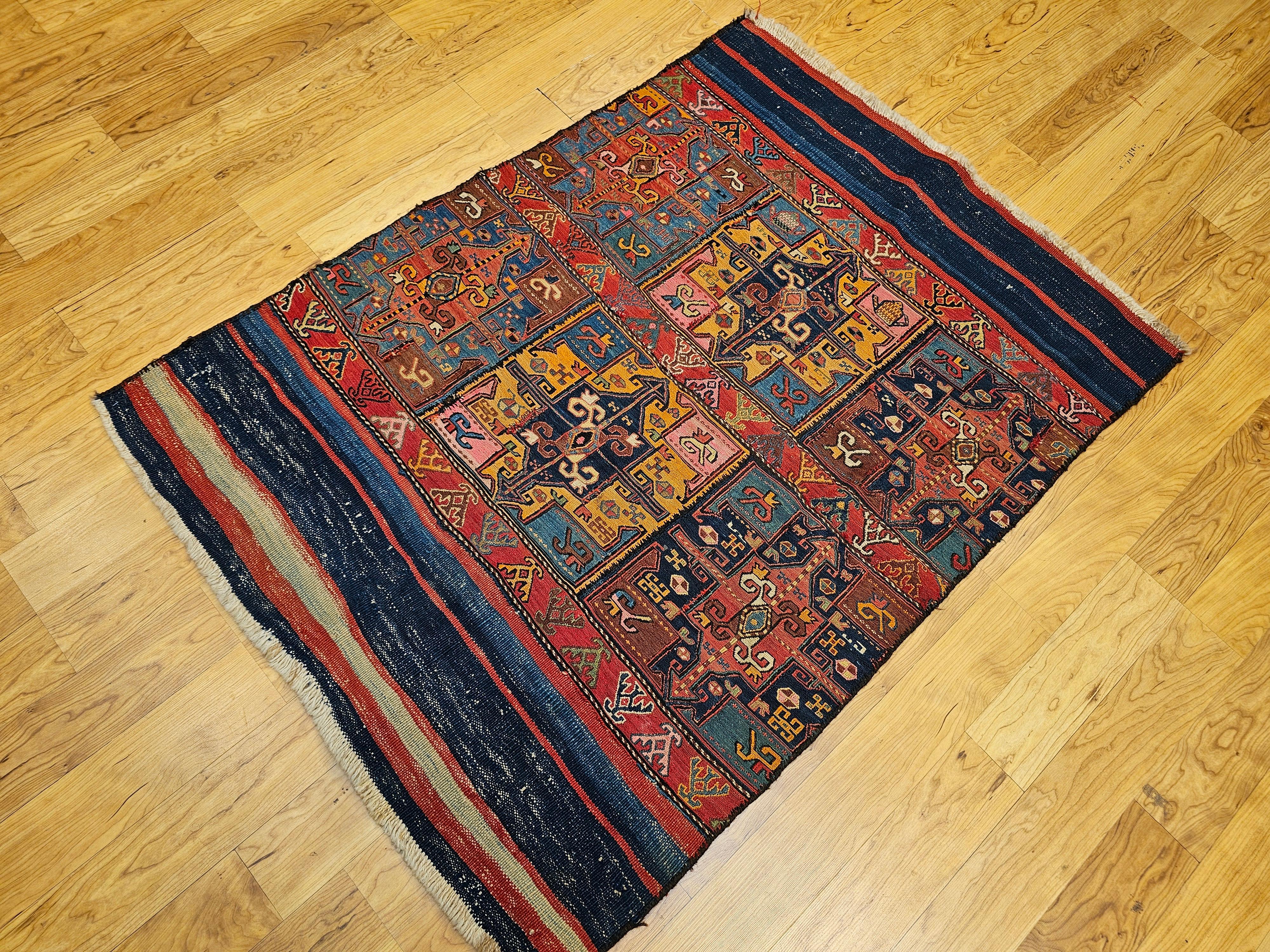 Kaukasischer Soumak-Teppich aus dem 19. Jahrhundert Wandteppich Kunst im Angebot 8