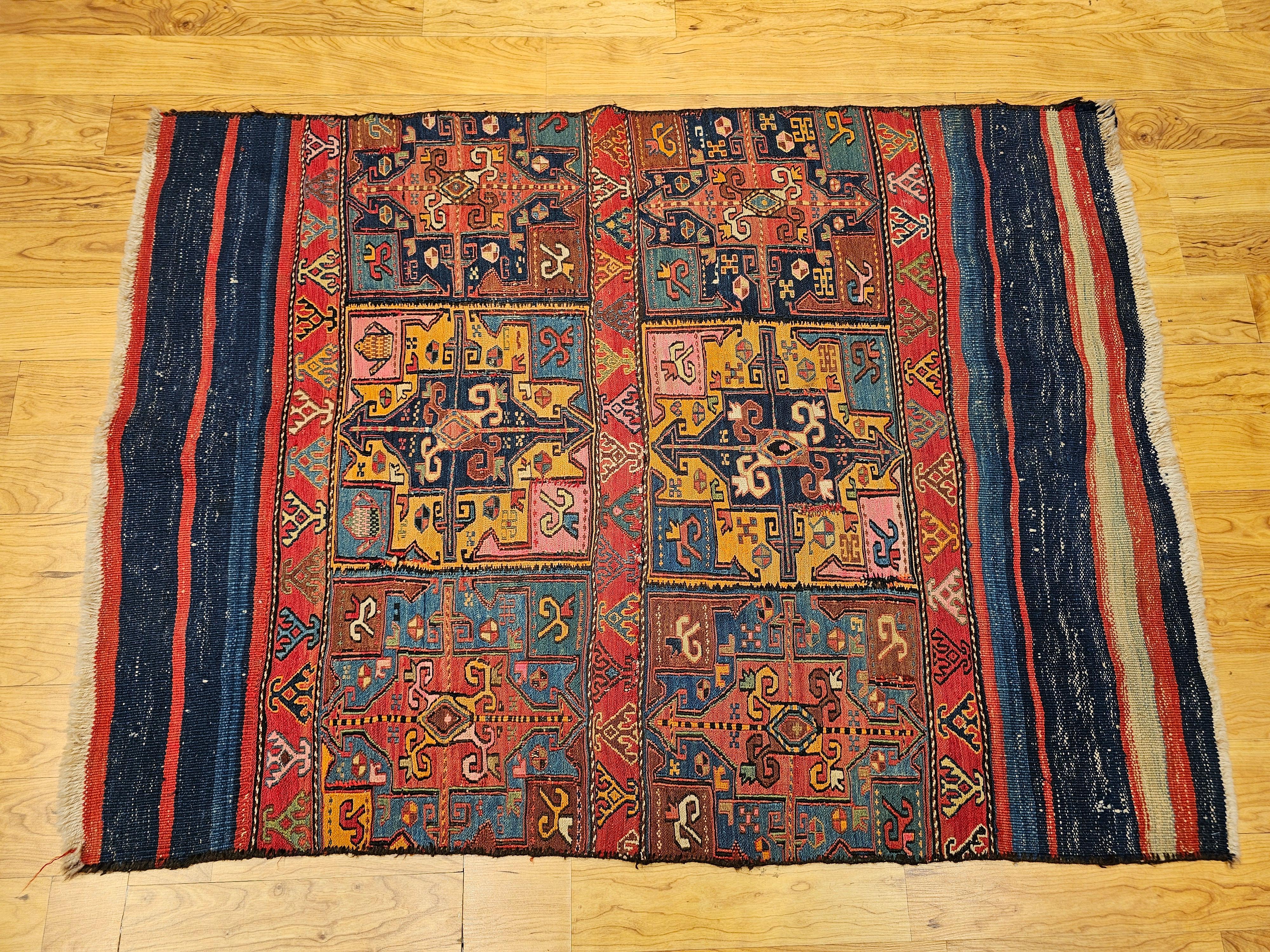 Kaukasischer Soumak-Teppich aus dem 19. Jahrhundert Wandteppich Kunst im Angebot 9