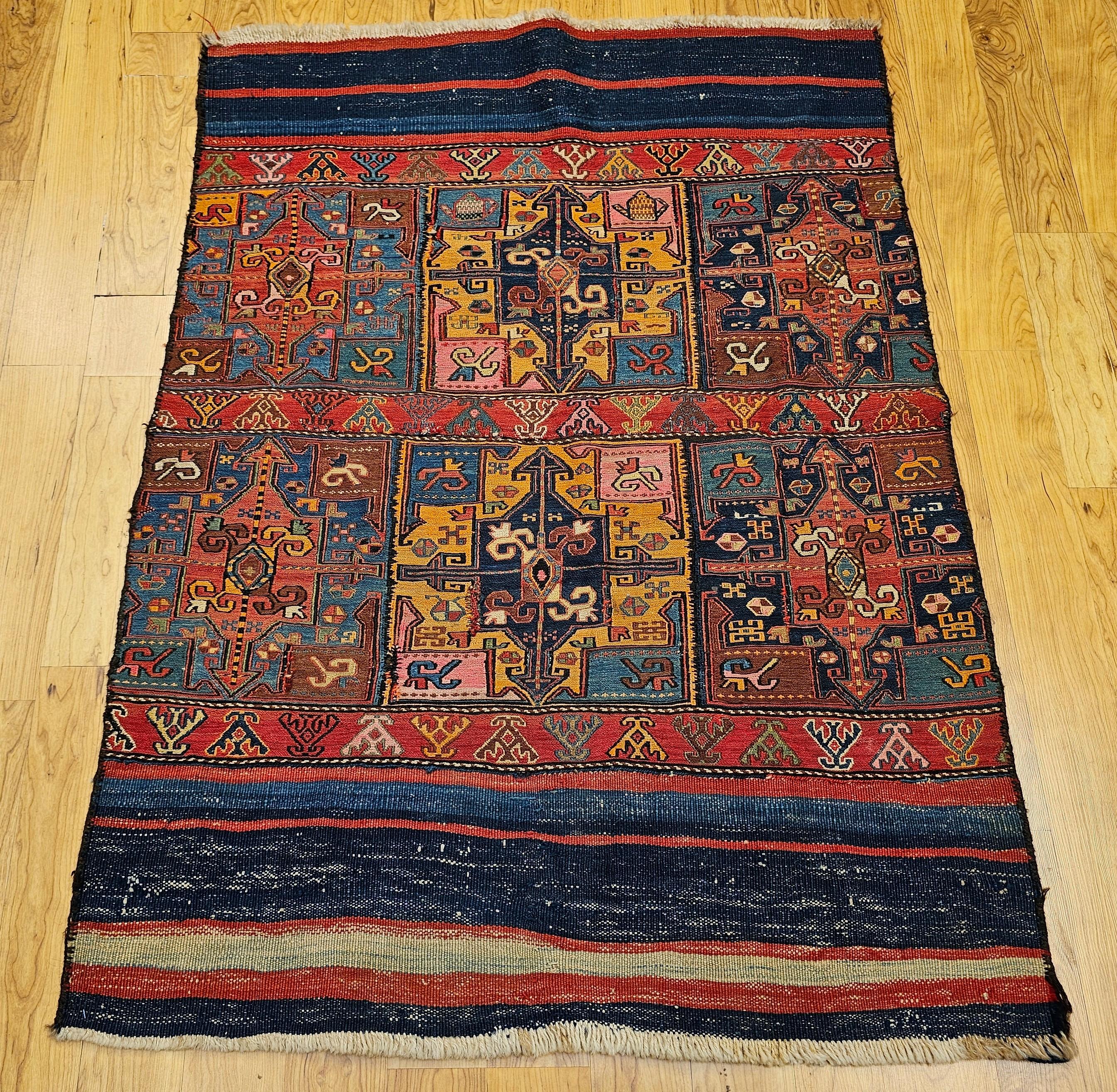 Dieser bemerkenswerte Schirwan-Sumak aus der kaukasischen Region Asiens ist ein seltenes und sammelwürdiges Textil, das aus sechs individuell gestalteten Bahnen besteht, von denen jede ihre eigene Farbpalette und ihr eigenes Muster aufweist. Dieses