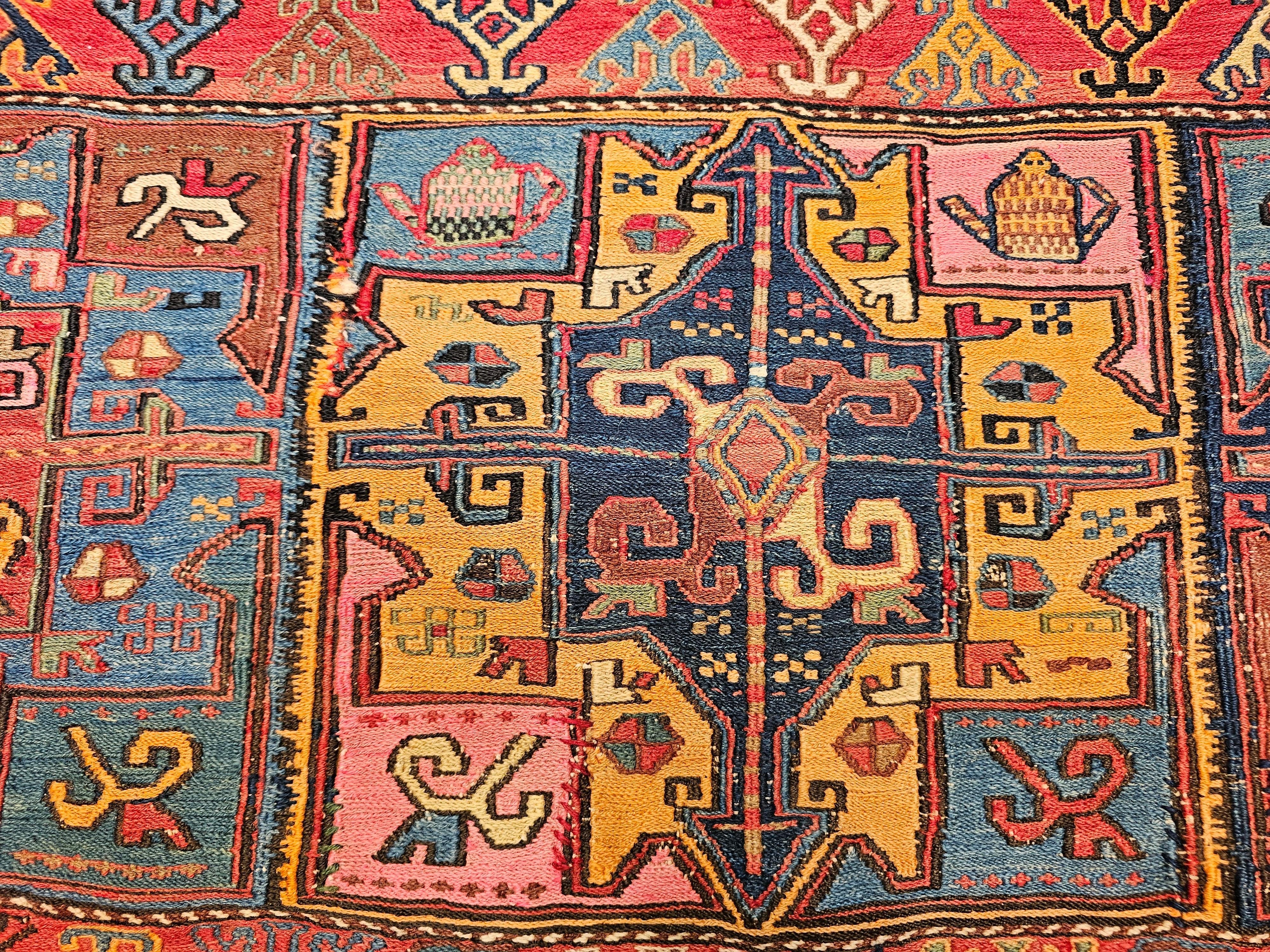 Kaukasischer Soumak-Teppich aus dem 19. Jahrhundert Wandteppich Kunst (Wolle) im Angebot